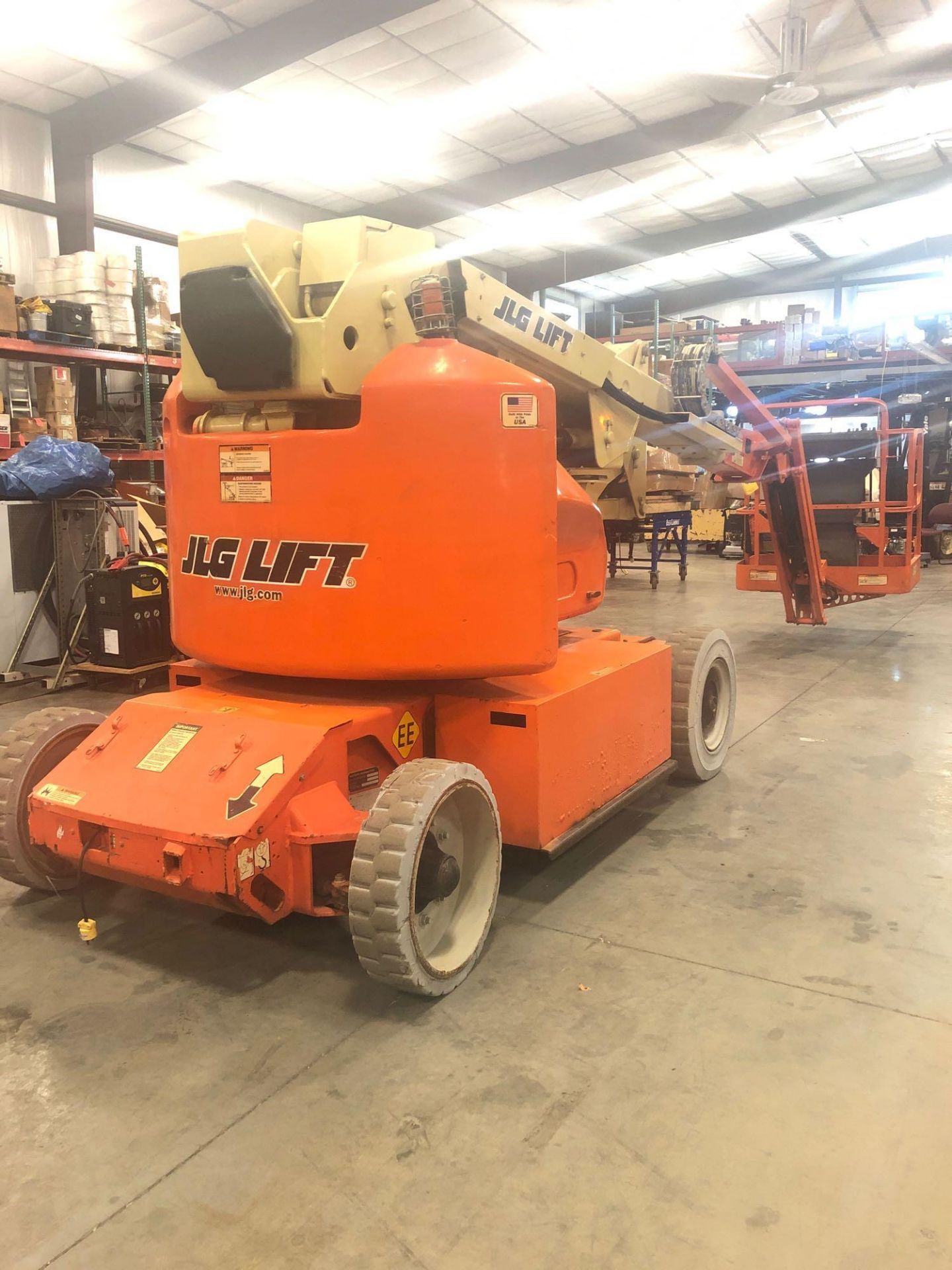 JLG E400AJN ELECTRIC ARTICULATING BOOM LIFT, 40' HEIGHT CAPACITY - Image 3 of 8