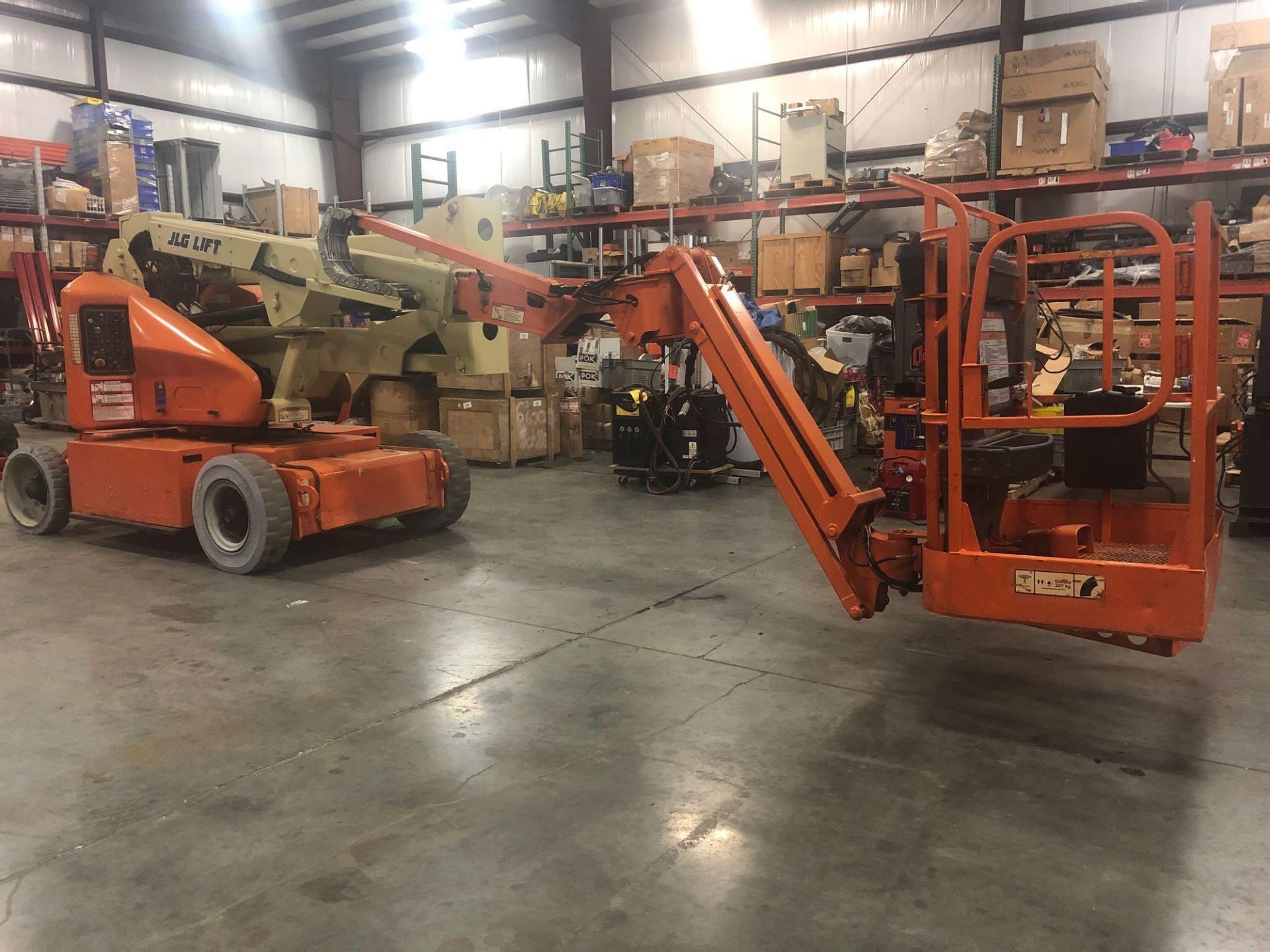 JLG E400AJN ELECTRIC ARTICULATING BOOM LIFT, 40' HEIGHT CAPACITY