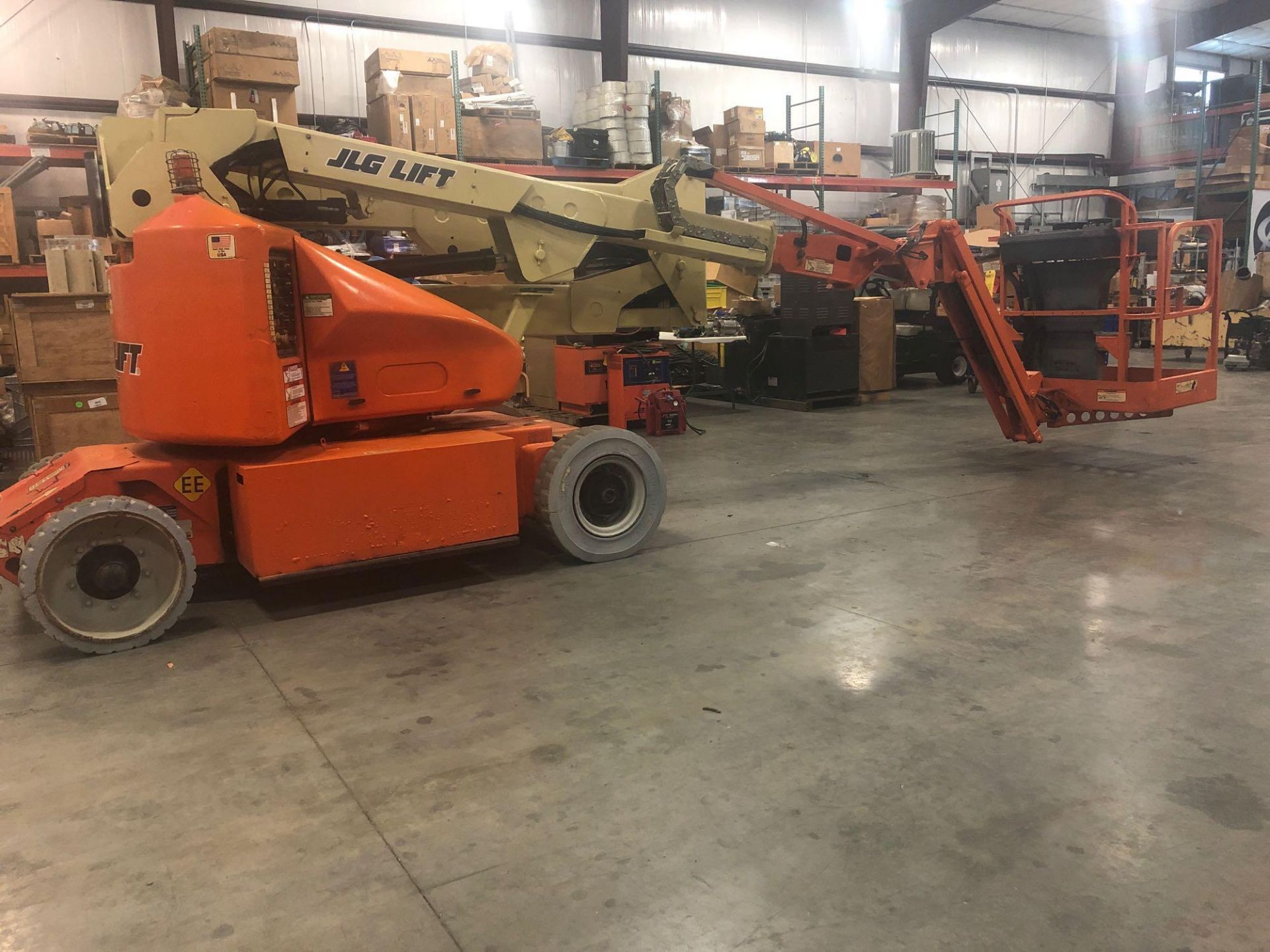JLG E400AJN ELECTRIC ARTICULATING BOOM LIFT, 40' HEIGHT CAPACITY - Image 2 of 8