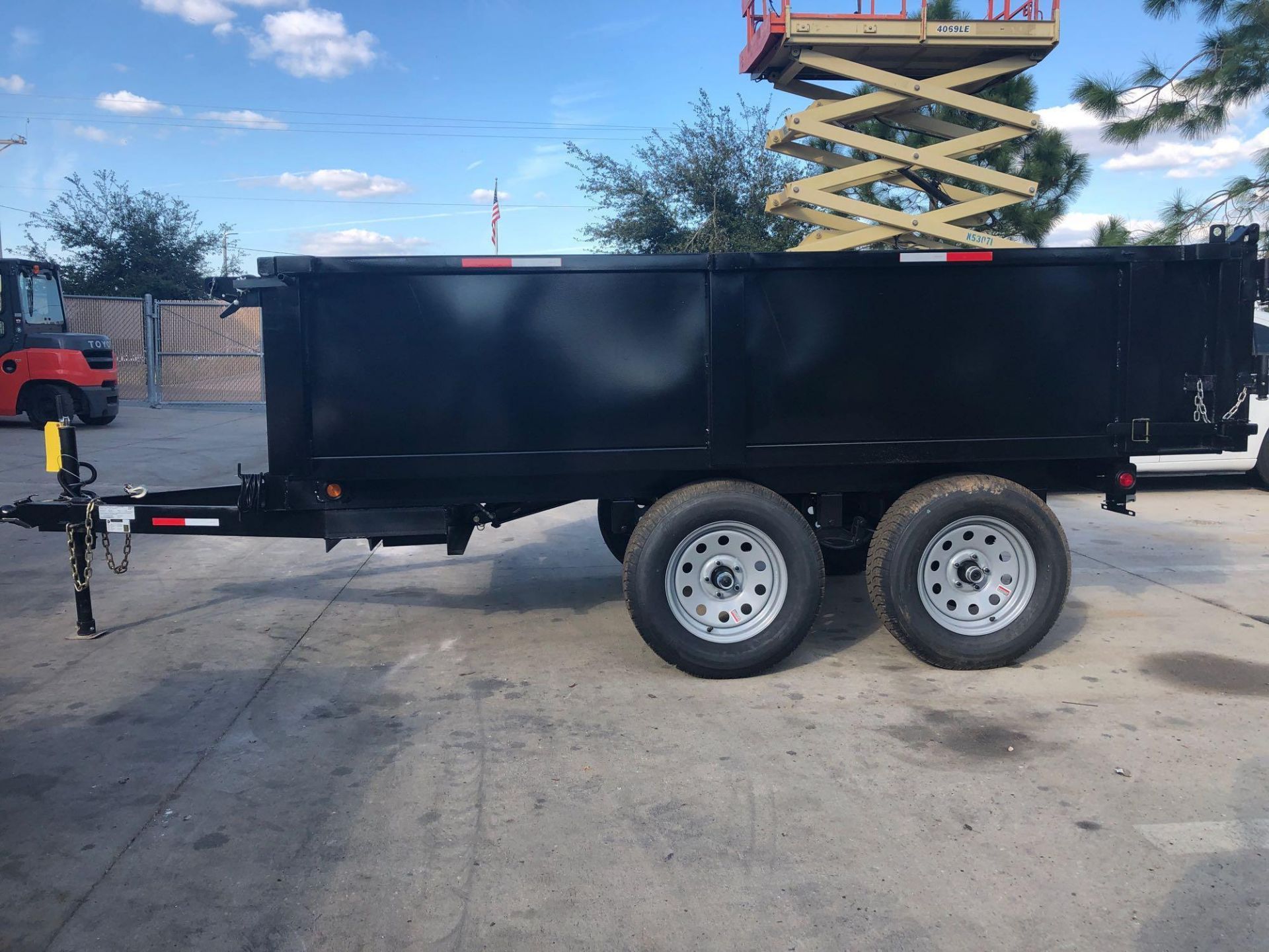 2019 SS DUMP TRIALER W/ ELECTRIC REMOTE, DUAL AXLE, 7,000 LB GVWR - Image 4 of 11