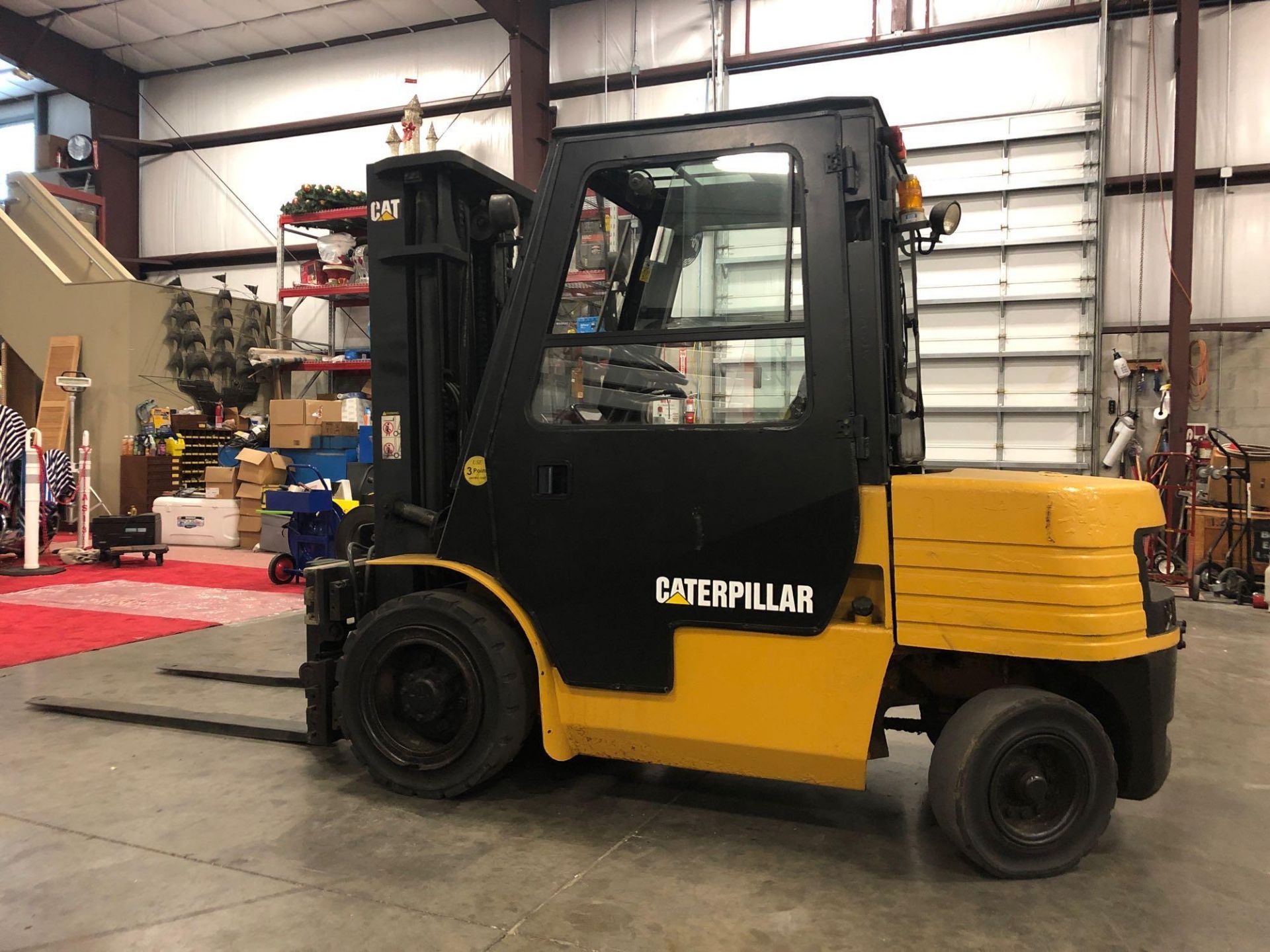 CATERPILLAR DIESEL FORKLIFT MODEL DP30, HYDRAULIC FORK POSITIONING, TILT, SIDE SHIFT, 6,000 LB CAPAC - Image 4 of 7