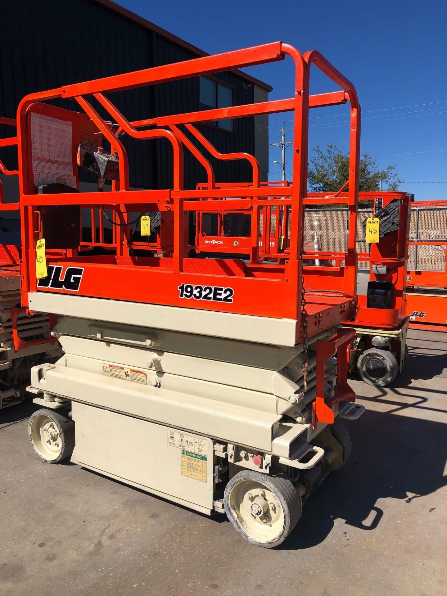 JLG ELECTRIC SCISSOR LIFT MODEL 1933E2, BUILT IN BATTERY CHARGER, 19' PLATFORM HEIGHT - Image 2 of 6