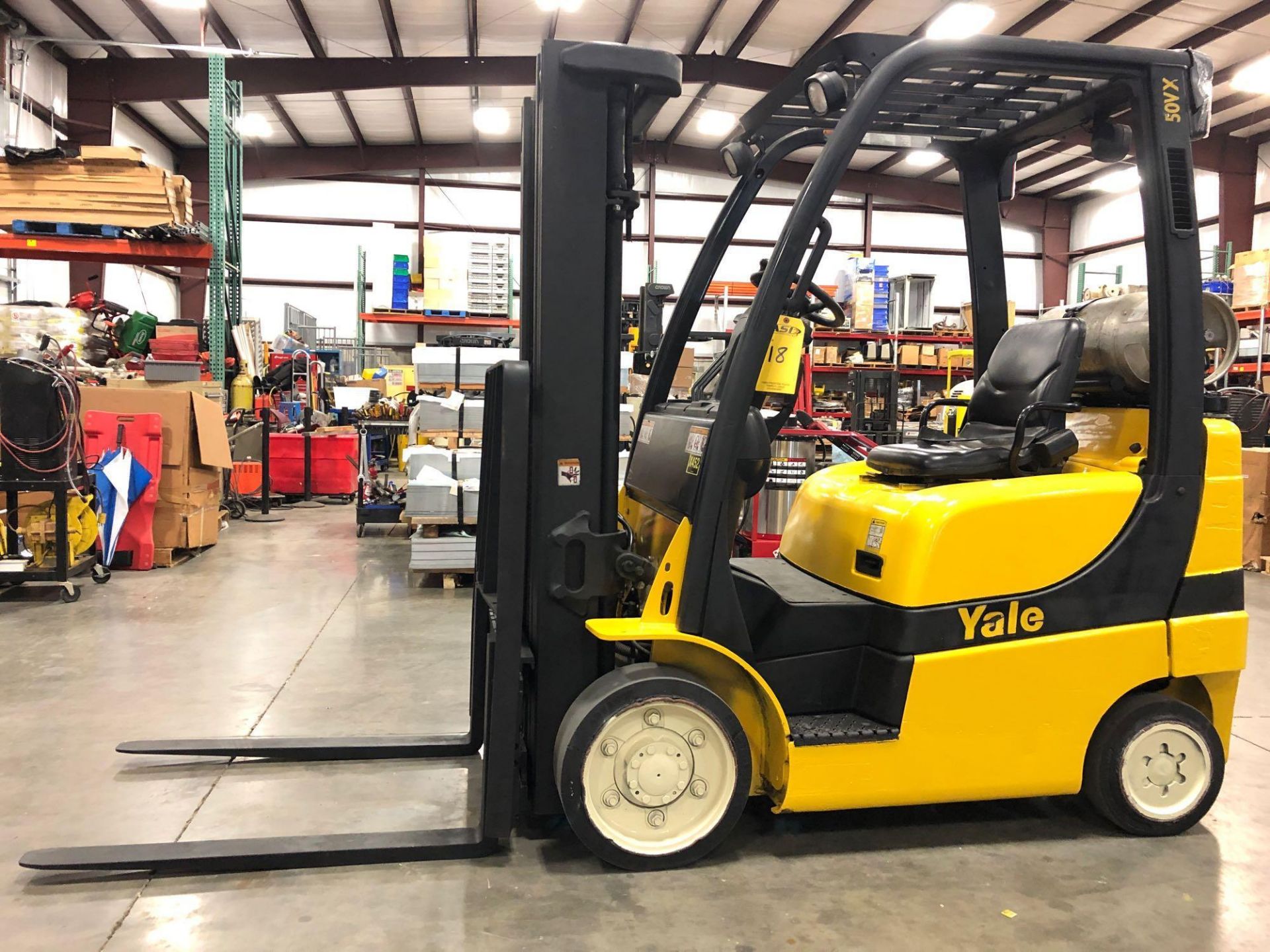 2013 YALE LP FORKLIFT MODEL GLC050, 5,000 LB CAPCITY, 189" HEIGHT CAPACITY, TILT, SIDE SHIFT - Image 4 of 8