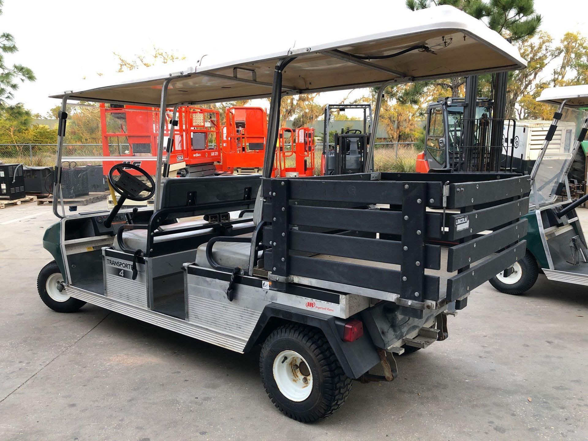 INGERSOLL RAND GAS POWERED CLUB CAR TRANSPORTER 4 UTILITY CART W/ BED, RUNS AND DRIVES - Image 4 of 5