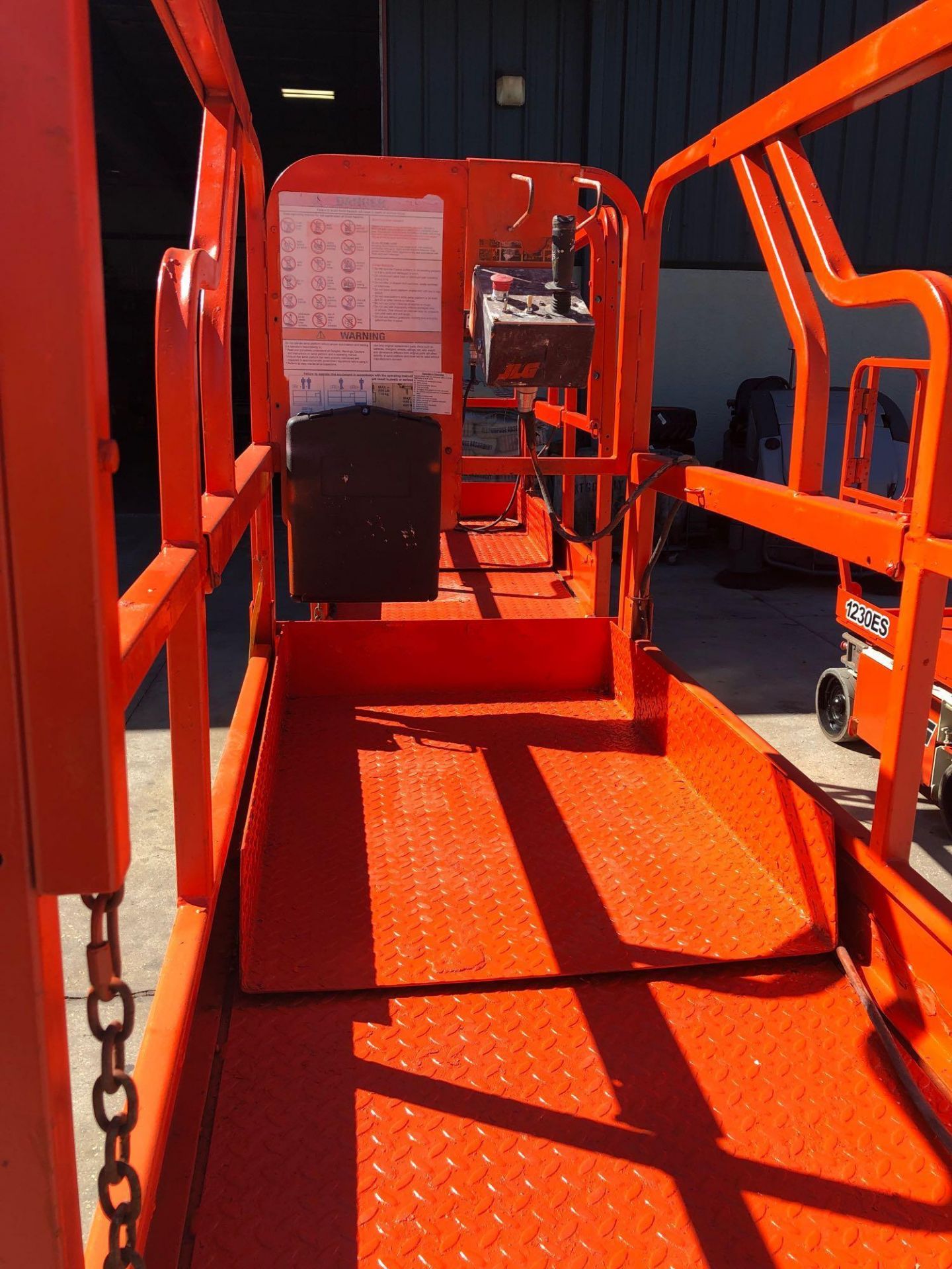 JLG ELECTRIC SCISSOR LIFT MODEL 1933E2, BUILT IN BATTERY CHARGER, 19' PLATFORM HEIGHT - Image 5 of 6