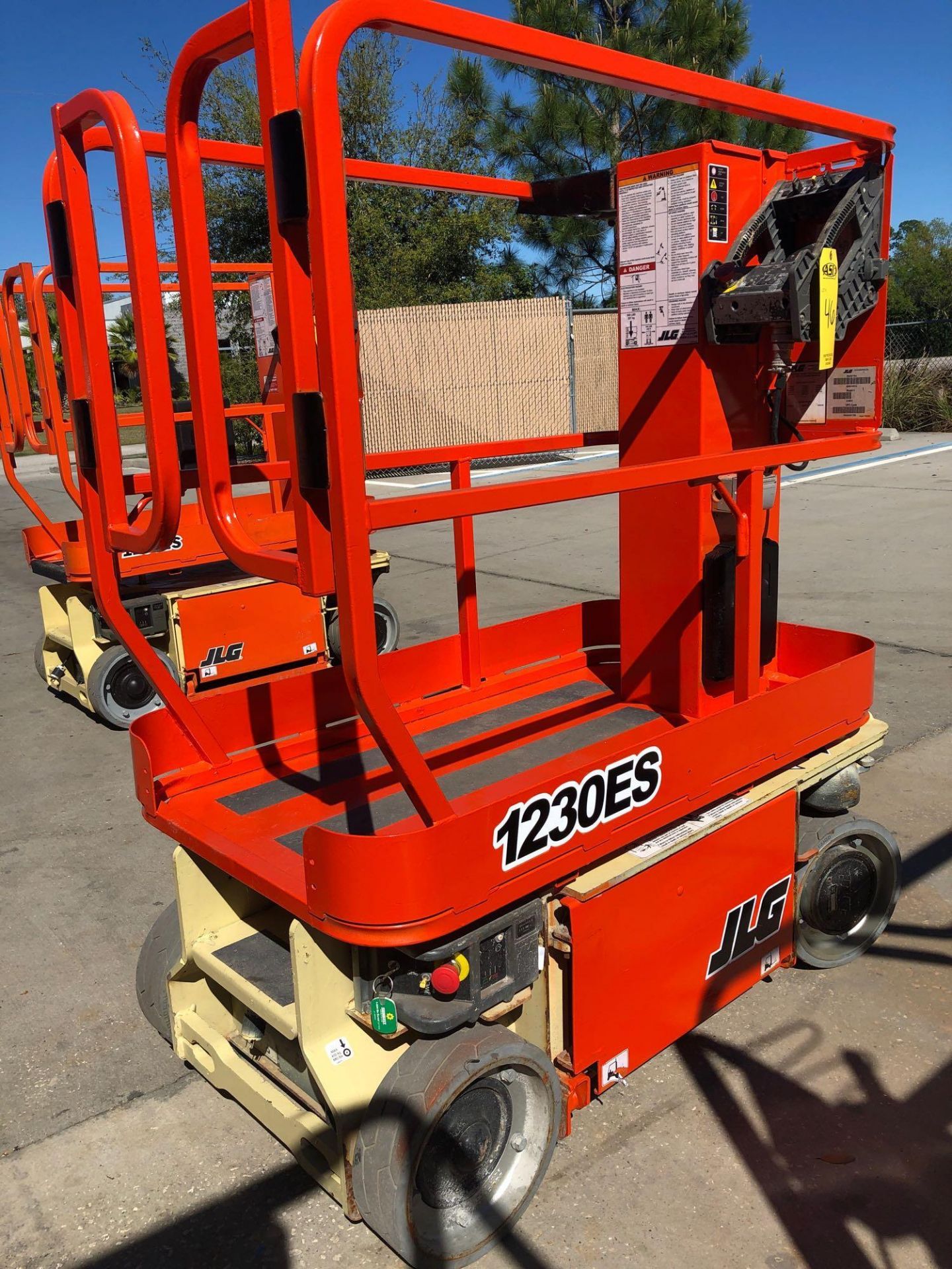 JLG ELECTRIC MAN LIFT MODEL 1230ES, BUILT IN BATTERY CHARGER, 12' PLATFORM HEIGHT - Image 2 of 6