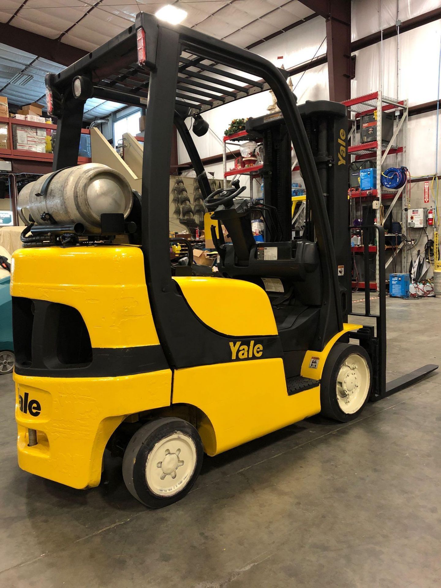 2013 YALE LP FORKLIFT MODEL GLC050, 5,000 LB CAPCITY, 189" HEIGHT CAPACITY, TILT, SIDE SHIFT - Image 5 of 8