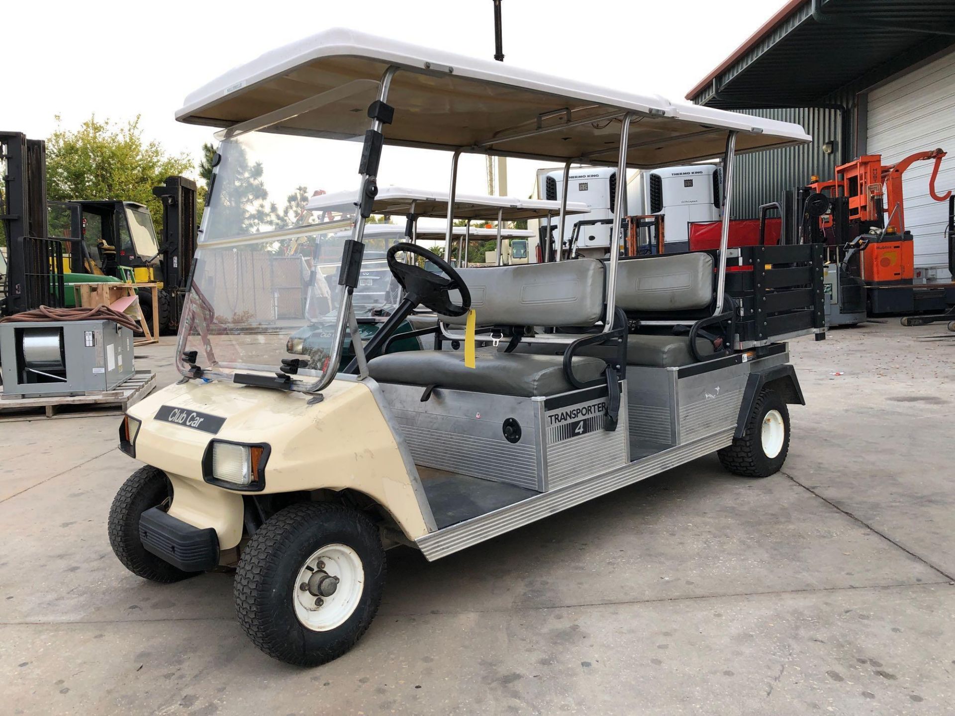 INGERSOLL RAND GAS POWERED CLUB CAR TRANSPORTER 4 UTILITY CART W/ BED, RUNS AND DRIVES