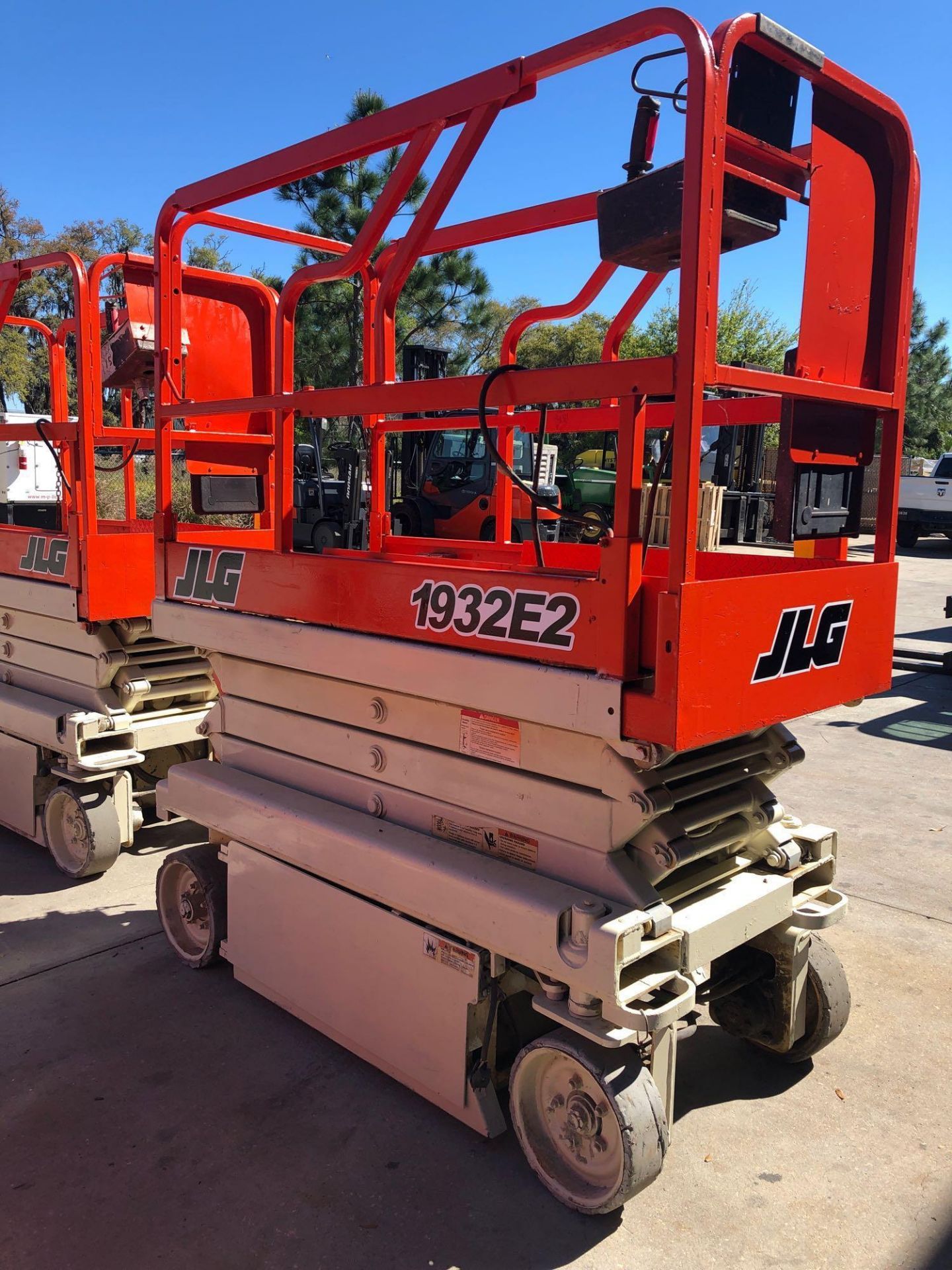 JLG ELECTRIC SCISSOR LIFT MODEL 1933E2, BUILT IN BATTERY CHARGER, 19' PLATFORM HEIGHT - Image 4 of 6