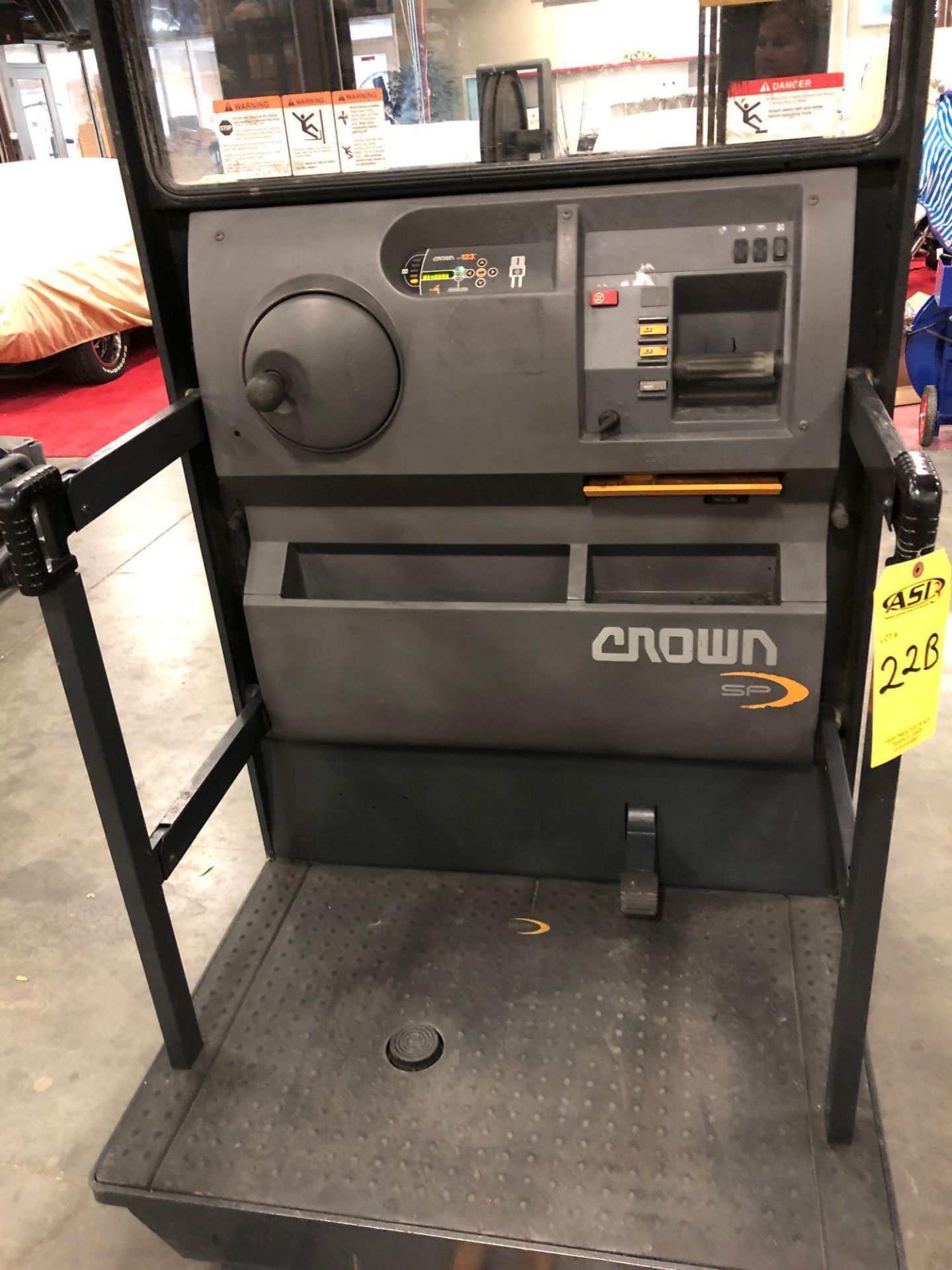 CROWN ELECTRIC ORDER PICKER 3500 SERIES, 3,000 LB CAPACITY, MODEL SP3510-30, 24V, 210" HEIGHT CAP - Image 6 of 7