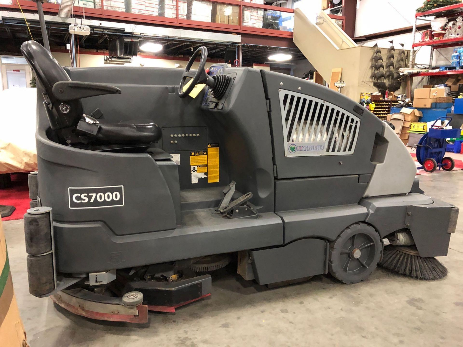 2013 NILFISK ADVANCE HYBRID FLOOR CLEANING MACHINE MODEL CS7000 48LP, ELECTRIC/LP POWERED - Image 7 of 10