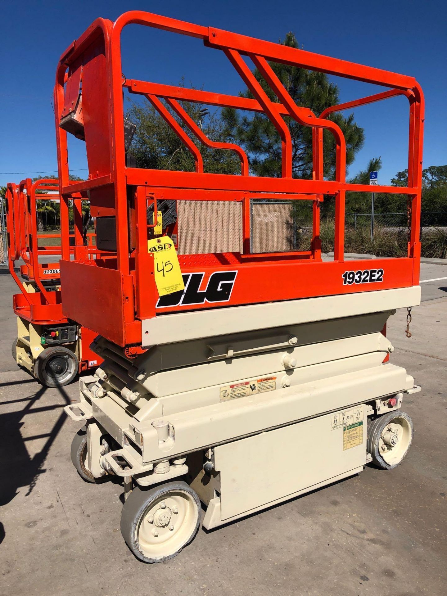 JLG ELECTRIC SCISSOR LIFT MODEL 1933E2, BUILT IN BATTERY CHARGER, 19' PLATFORM HEIGHT