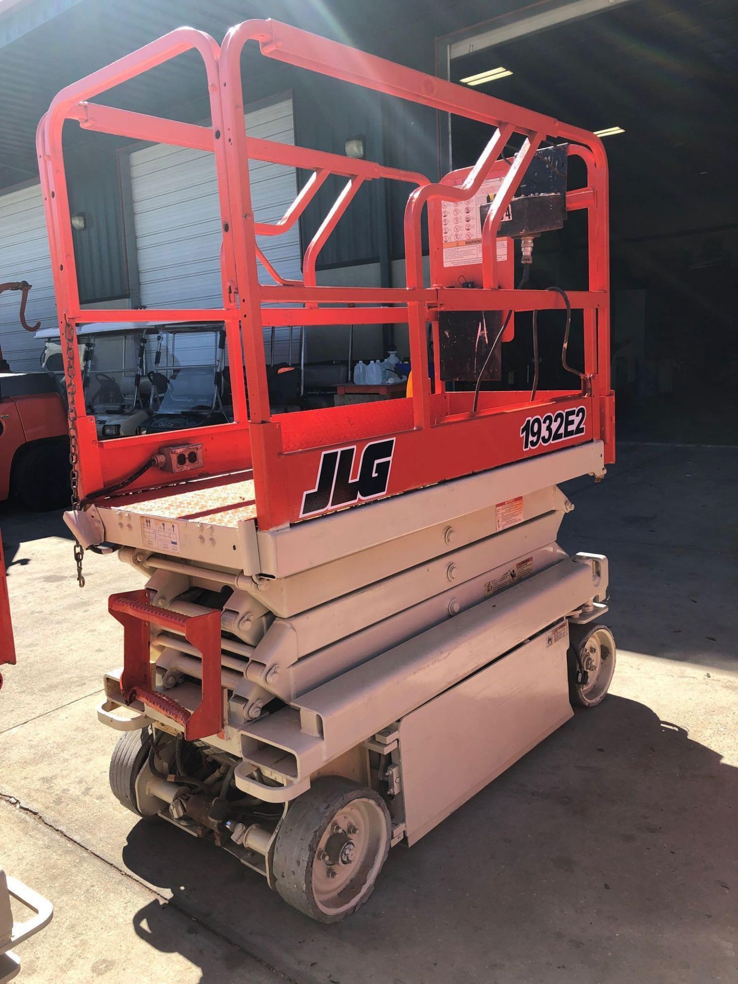 JLG ELECTRIC SCISSOR LIFT MODEL 1933E2, BUILT IN BATTERY CHARGER, 19' PLATFORM HEIGHT - Image 3 of 6