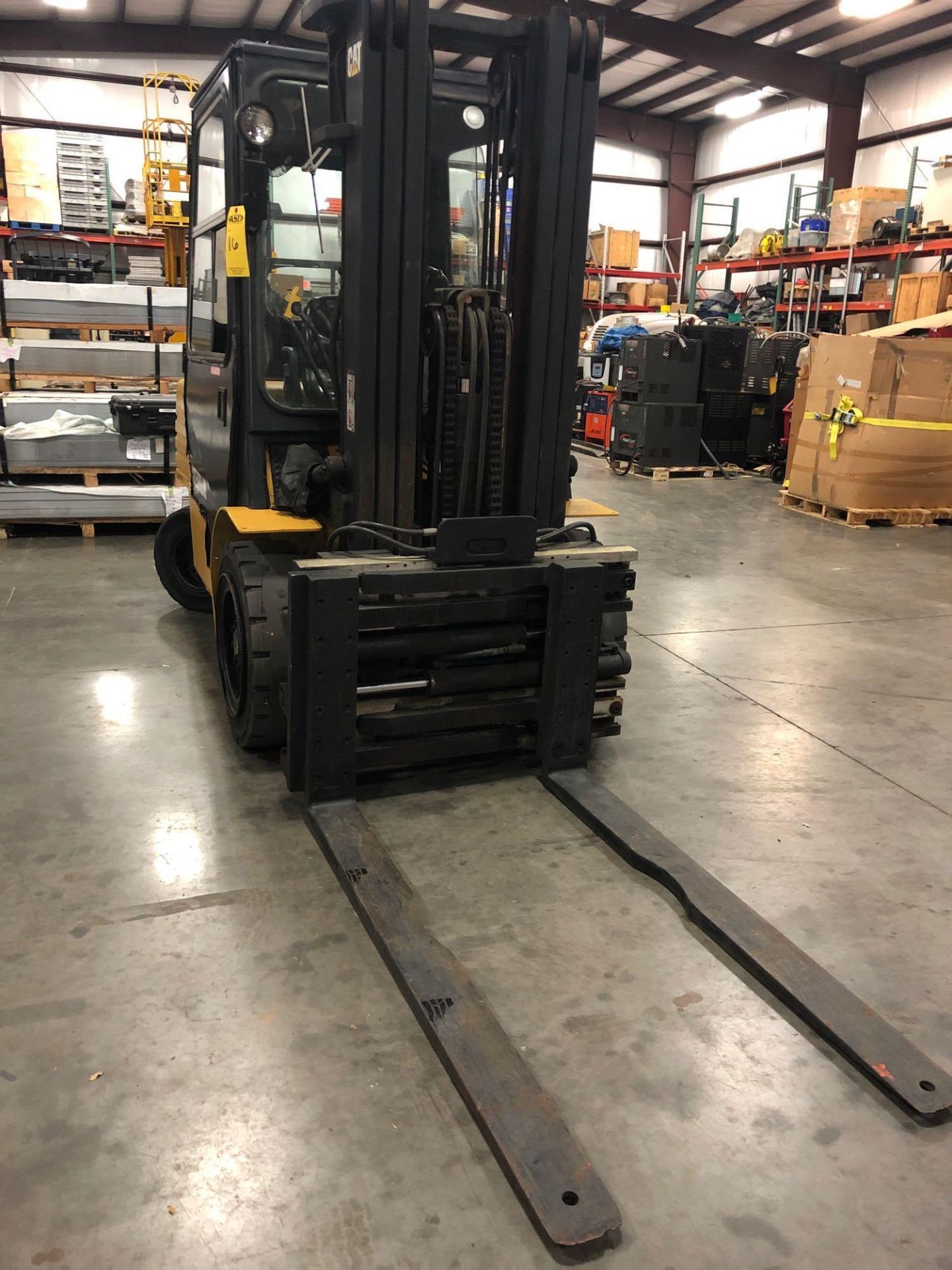 CATERPILLAR DIESEL FORKLIFT MODEL DP30, HYDRAULIC FORK POSITIONING, TILT, SIDE SHIFT, 6,000 LB CAPAC - Image 2 of 7