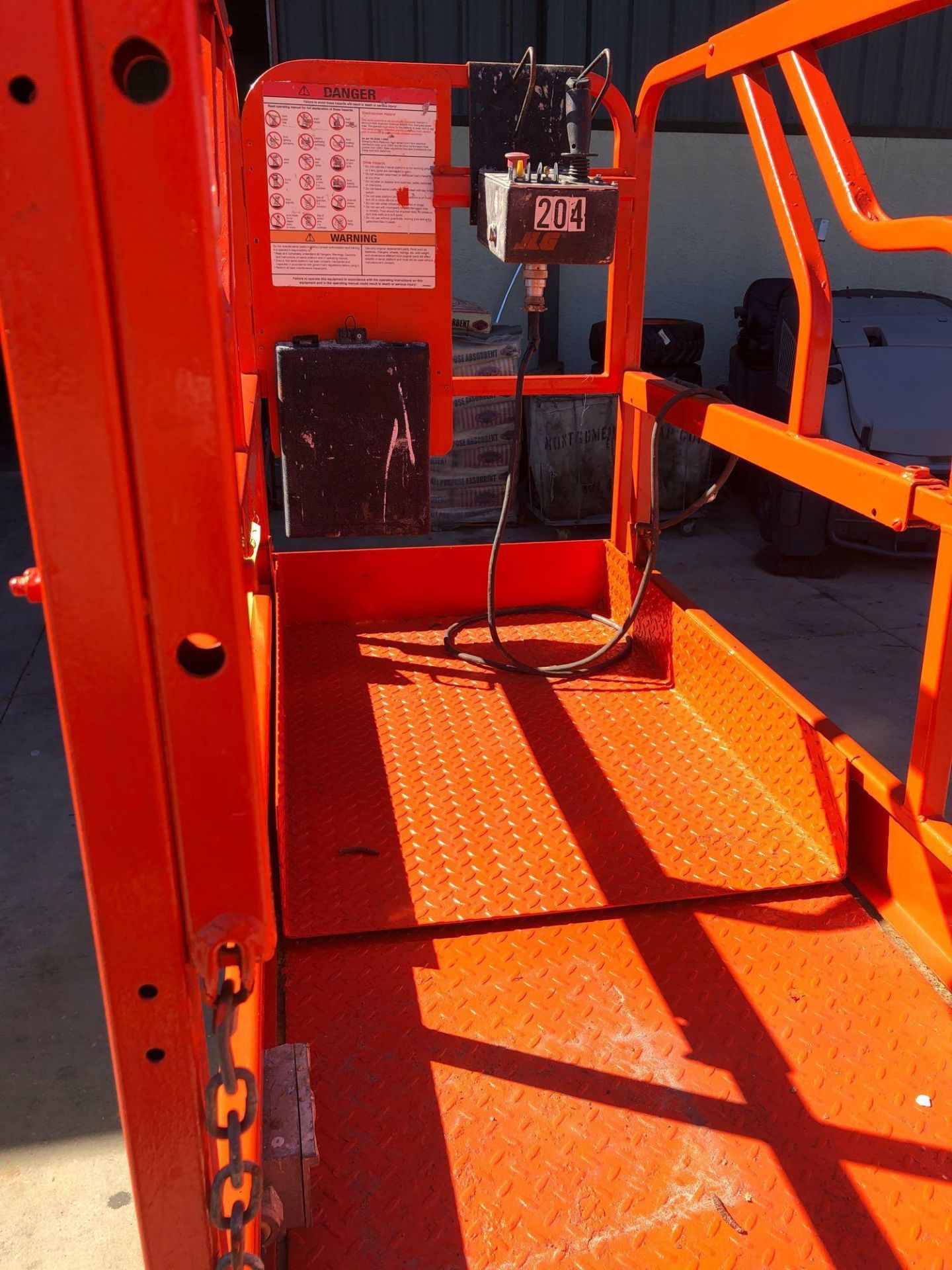 JLG ELECTRIC SCISSOR LIFT MODEL 1933E2, BUILT IN BATTERY CHARGER, 19' PLATFORM HEIGHT - Image 6 of 6