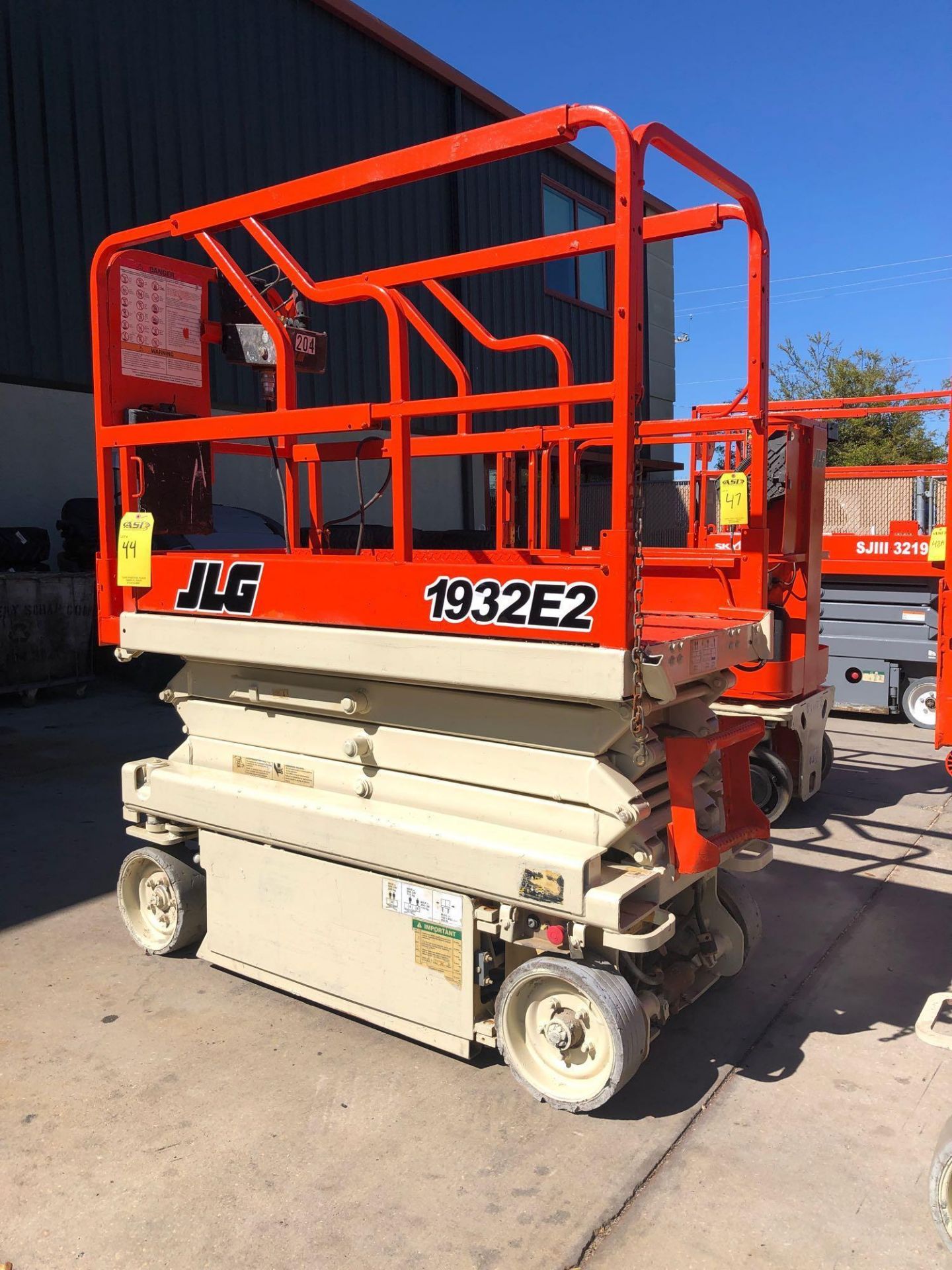 JLG ELECTRIC SCISSOR LIFT MODEL 1933E2, BUILT IN BATTERY CHARGER, 19' PLATFORM HEIGHT - Image 2 of 6