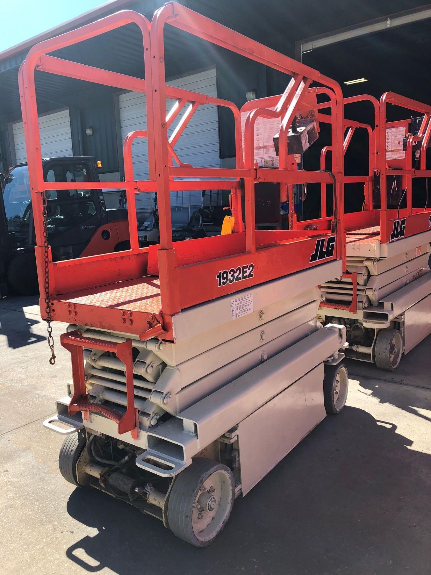 JLG ELECTRIC SCISSOR LIFT MODEL 1933E2, BUILT IN BATTERY CHARGER, 19' PLATFORM HEIGHT - Image 3 of 6