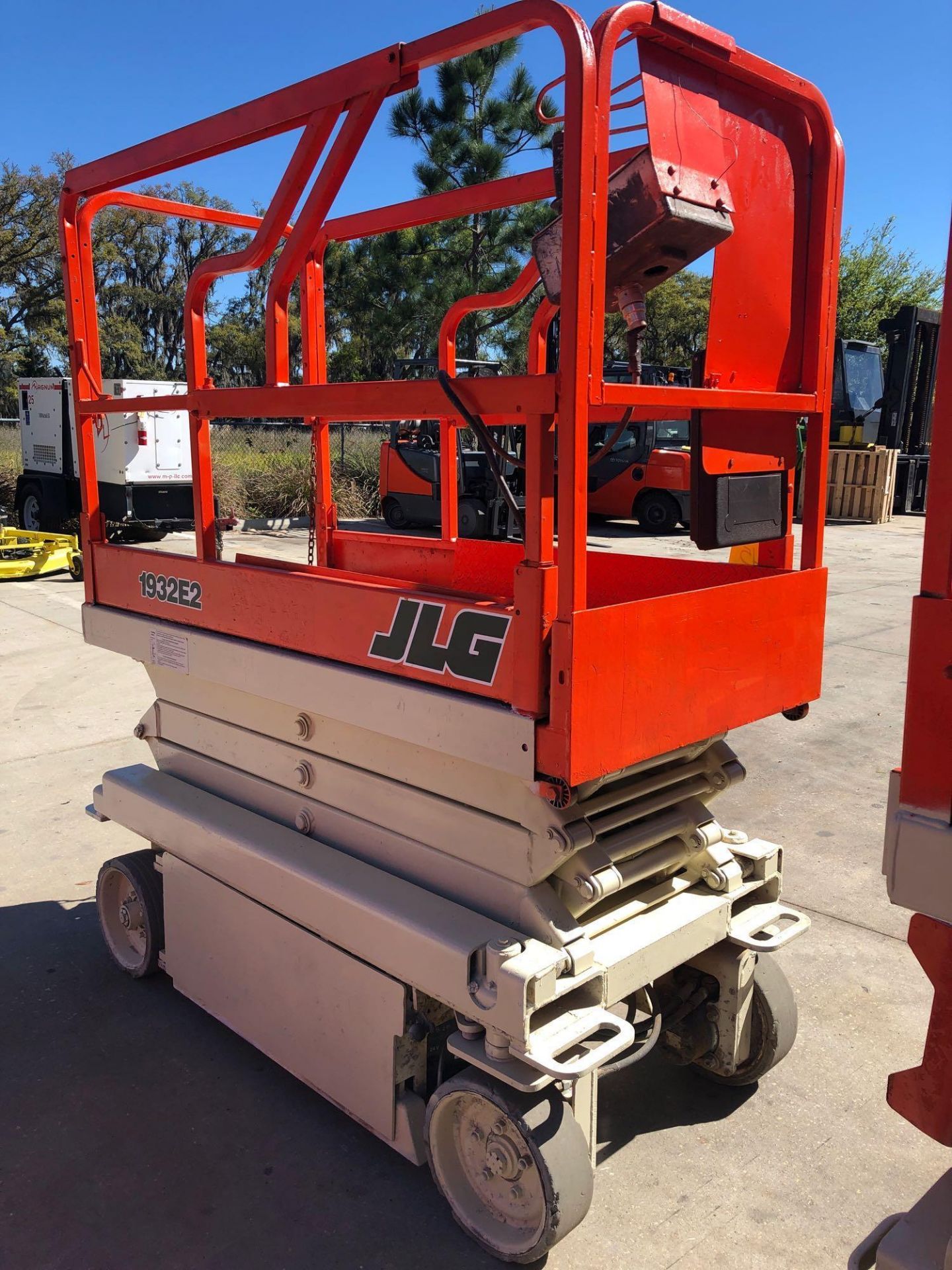 JLG ELECTRIC SCISSOR LIFT MODEL 1933E2, BUILT IN BATTERY CHARGER, 19' PLATFORM HEIGHT - Image 4 of 6