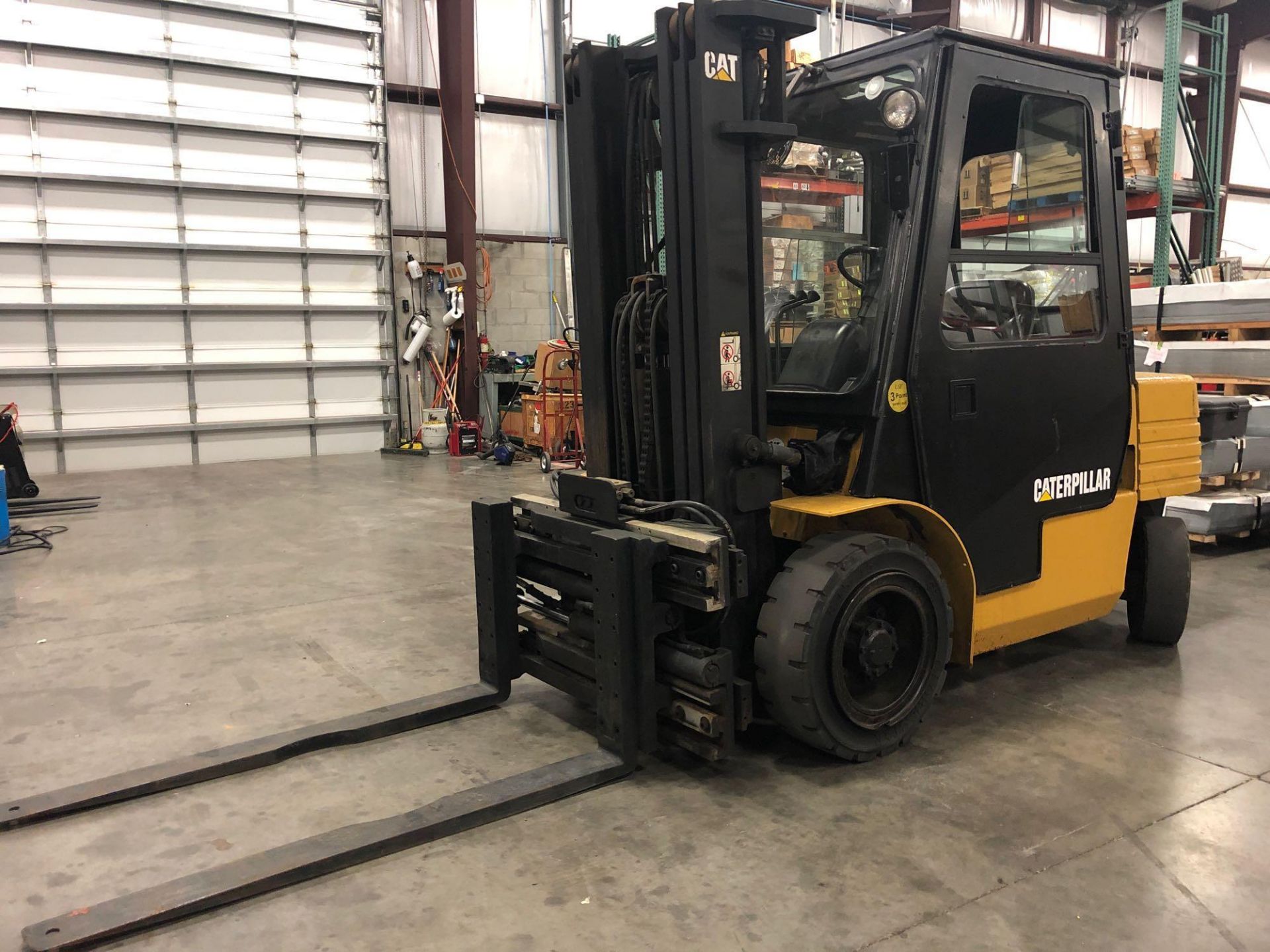 CATERPILLAR DIESEL FORKLIFT MODEL DP30, HYDRAULIC FORK POSITIONING, TILT, SIDE SHIFT, 6,000 LB CAPAC - Image 3 of 7