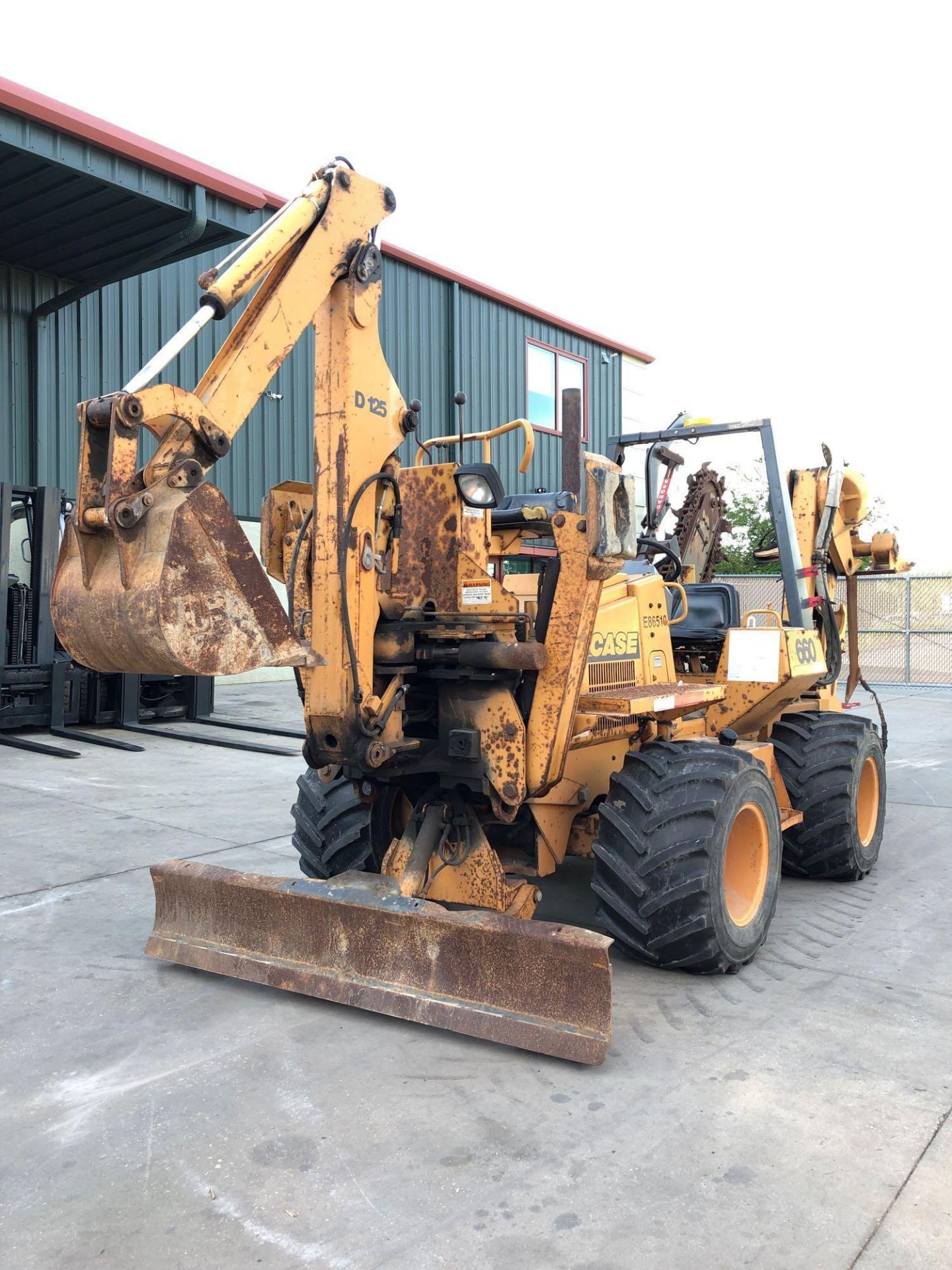 CASE 660 TRENCHER/VIBRATORY CABLE PLOW COMBO, BACKHOE ATTACHMENT, 6-WAY BLADE, DIESEL ENGINE - Image 6 of 10