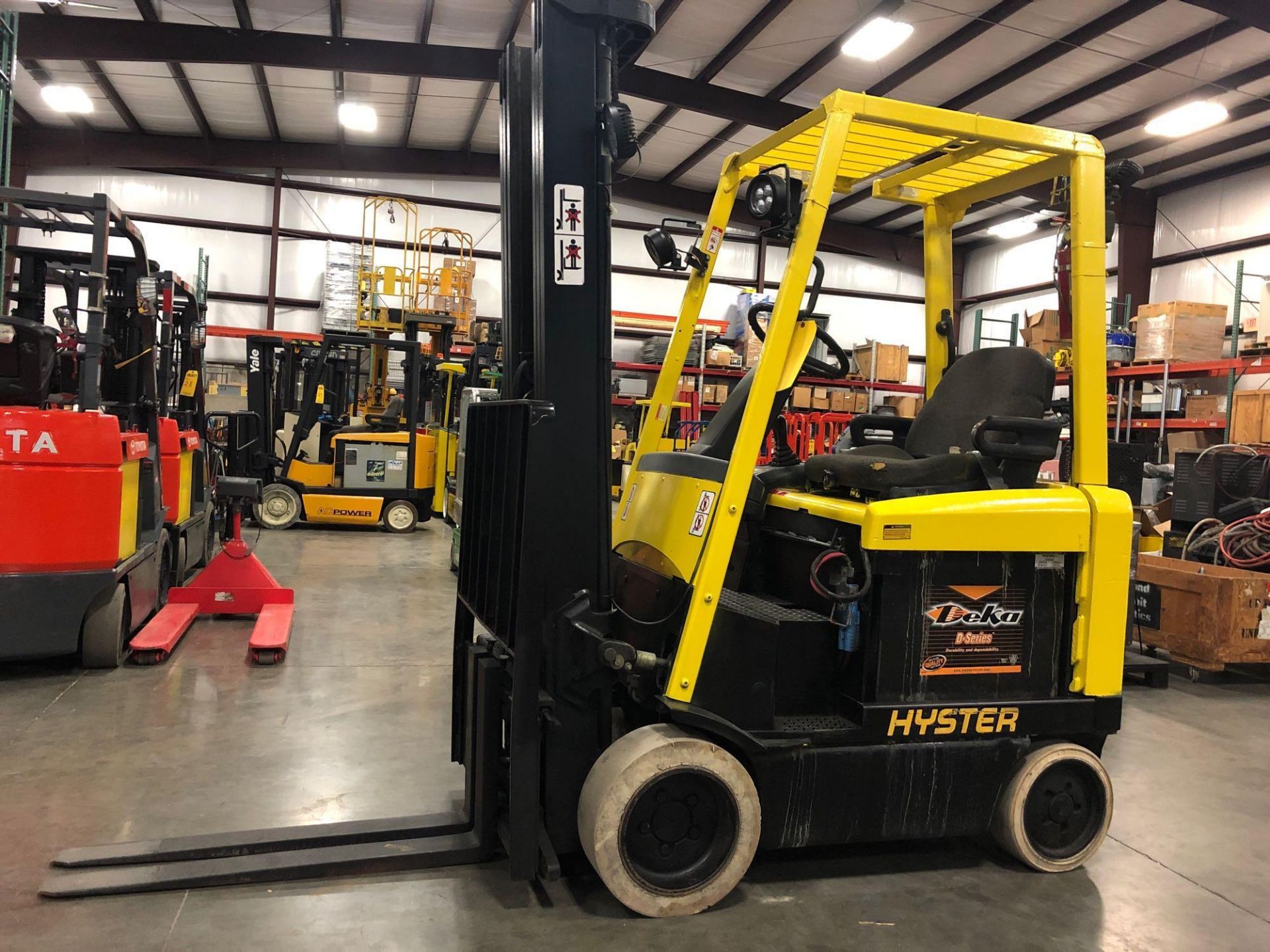 HYSTER ELECTRIC FORKLIFT MODEL E40XM25, 4,000 LB CAPACITY, 212.6" HEIGHT CAPACITY