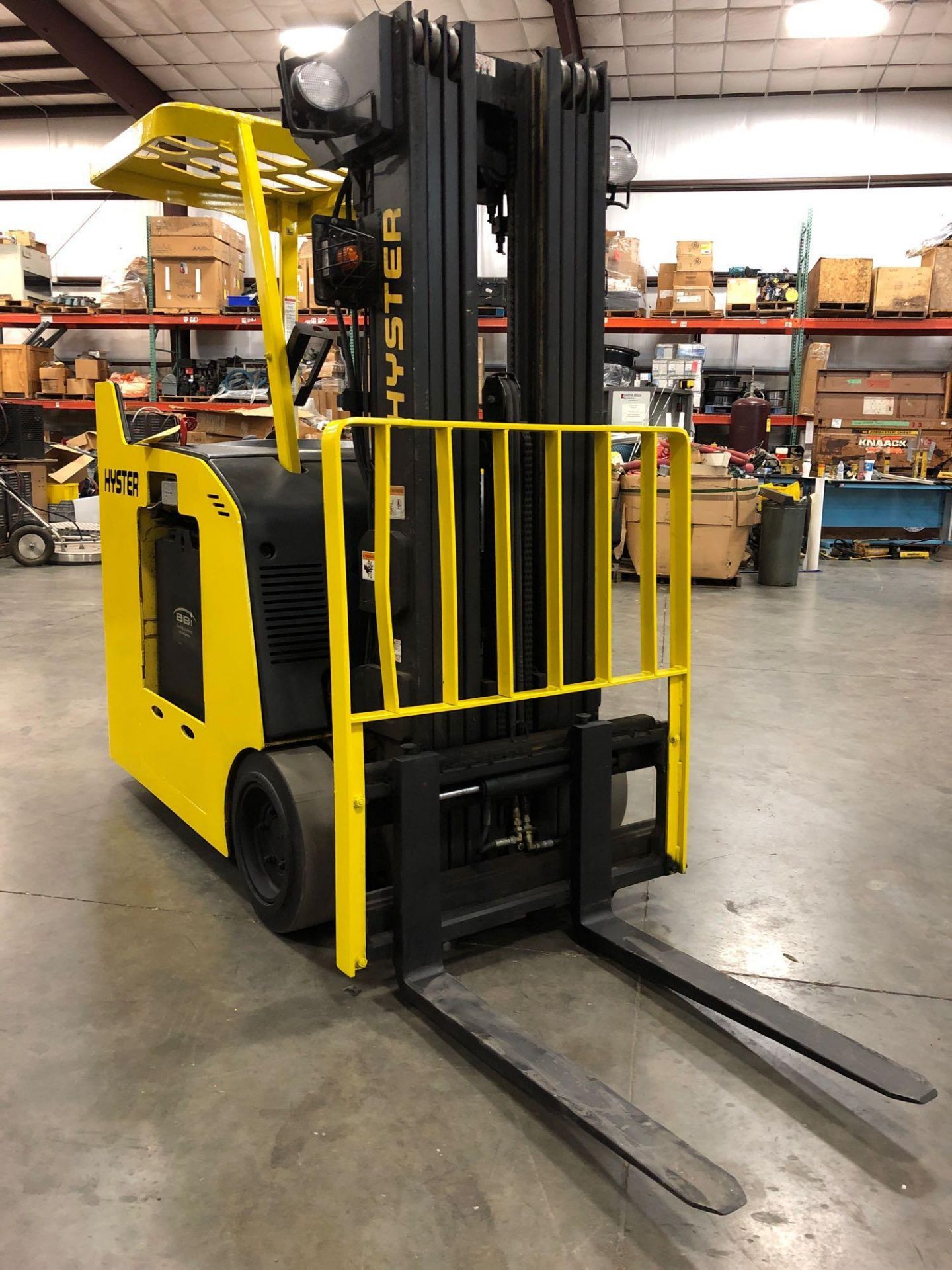 HYSTER ELECTRIC FORKLIFT WITH QUAD MAST MODEL E40HSD, 4,000 LB CAPACITY - Image 6 of 9