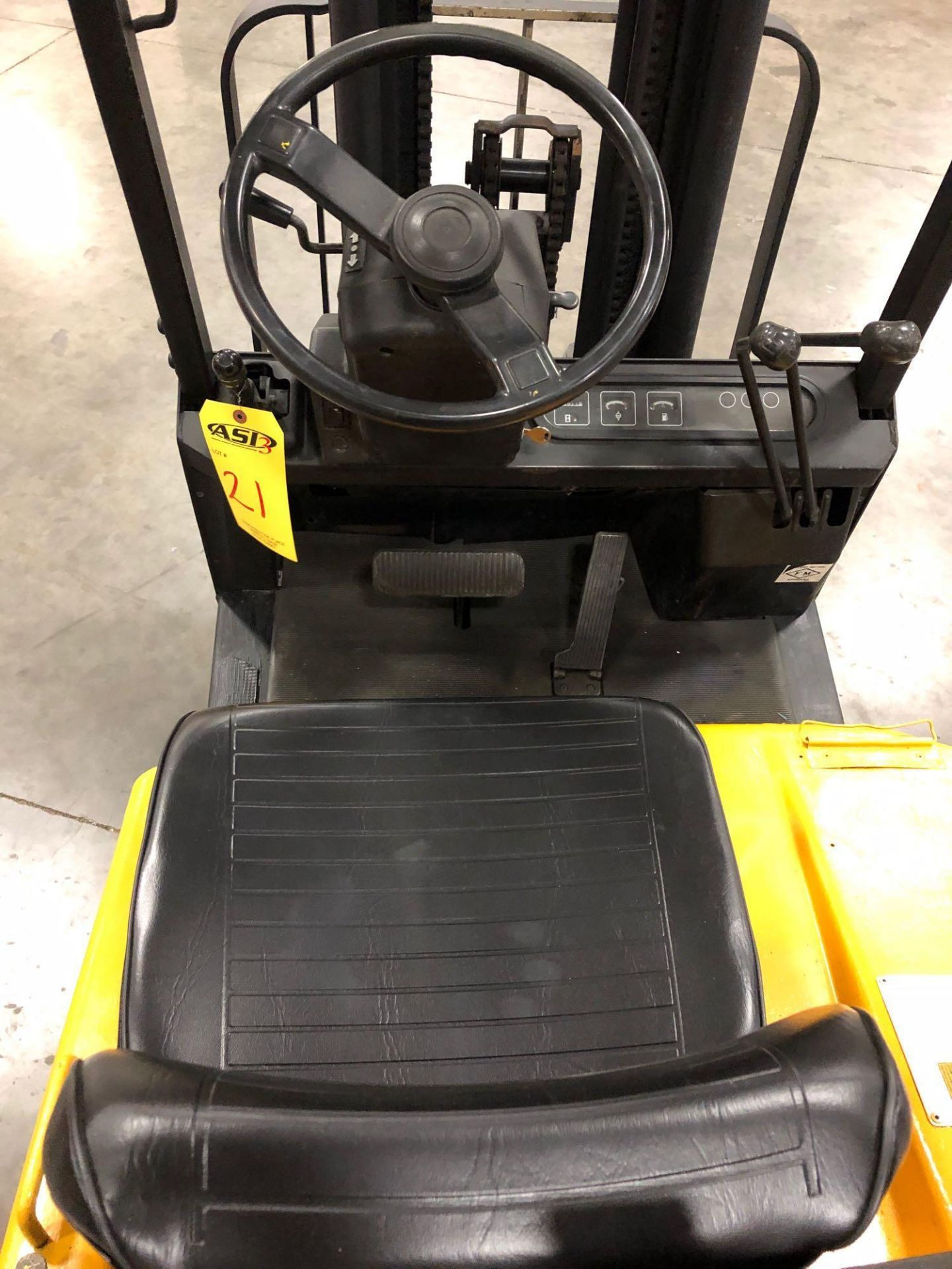 YALE LP FORKLIFT MODEL GLC030, 3,000 LB CAPACITY, 172" HEIGHT CAPACITY, TILT - Image 6 of 7