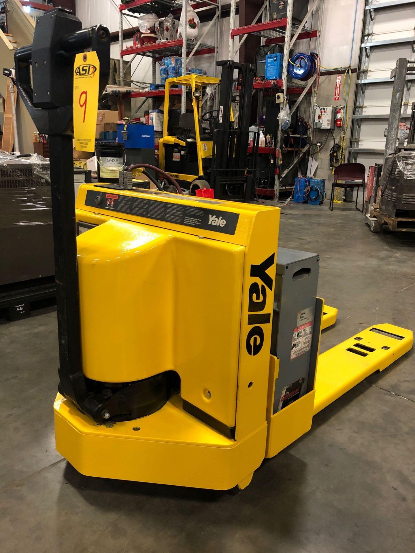 YALE WALK-BEHIND ELECTRIC PALLET JACK MODEL MPW060, 6,000 LB CAPACITY, 12V - Image 3 of 4