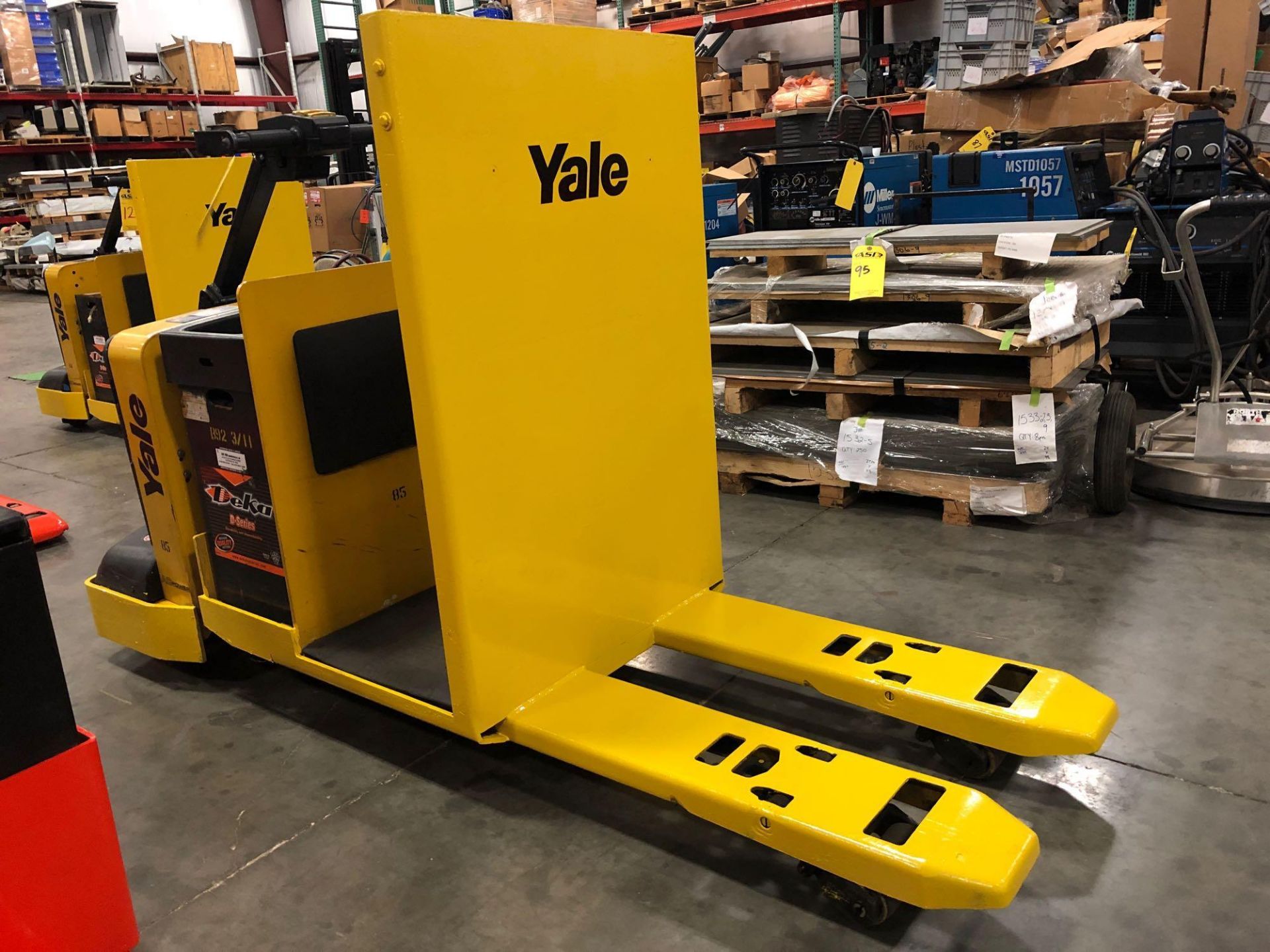 2010 YALE STAND- ON ELECTRIC PALLET JACK MODEL MPC060, 6,000 LB CAPACITY, 24V - Image 4 of 6