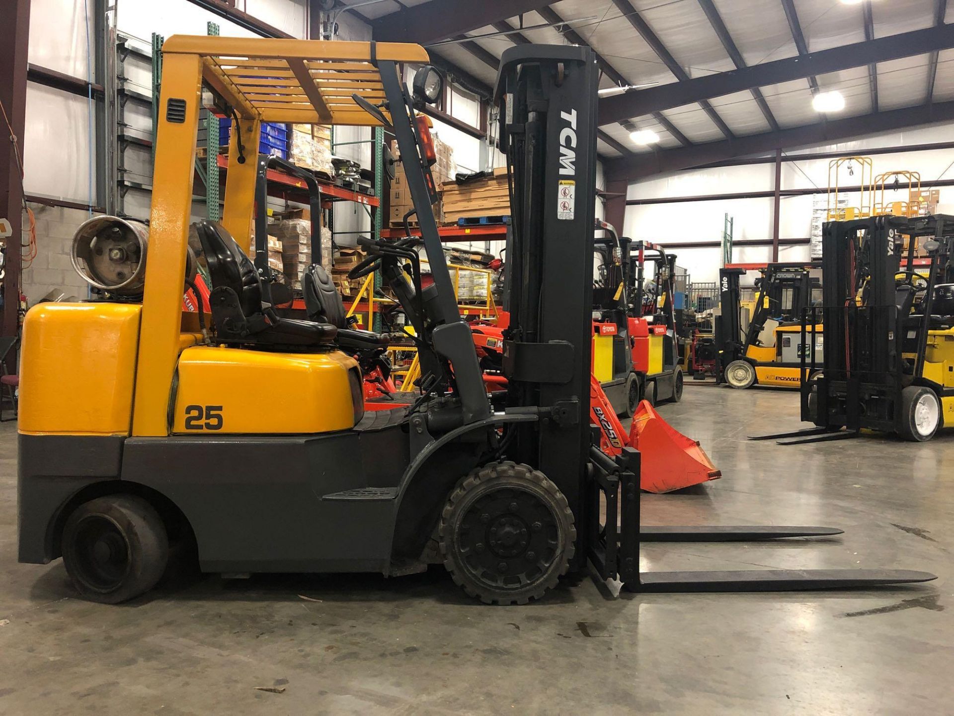 TCM 25 LP FORKLIFT MODEL FCG25F9, APPROX 4,600 LB CAPACITY, 196.9 " HEIGHT CAP, TILT, SIDE SHIFT, TA