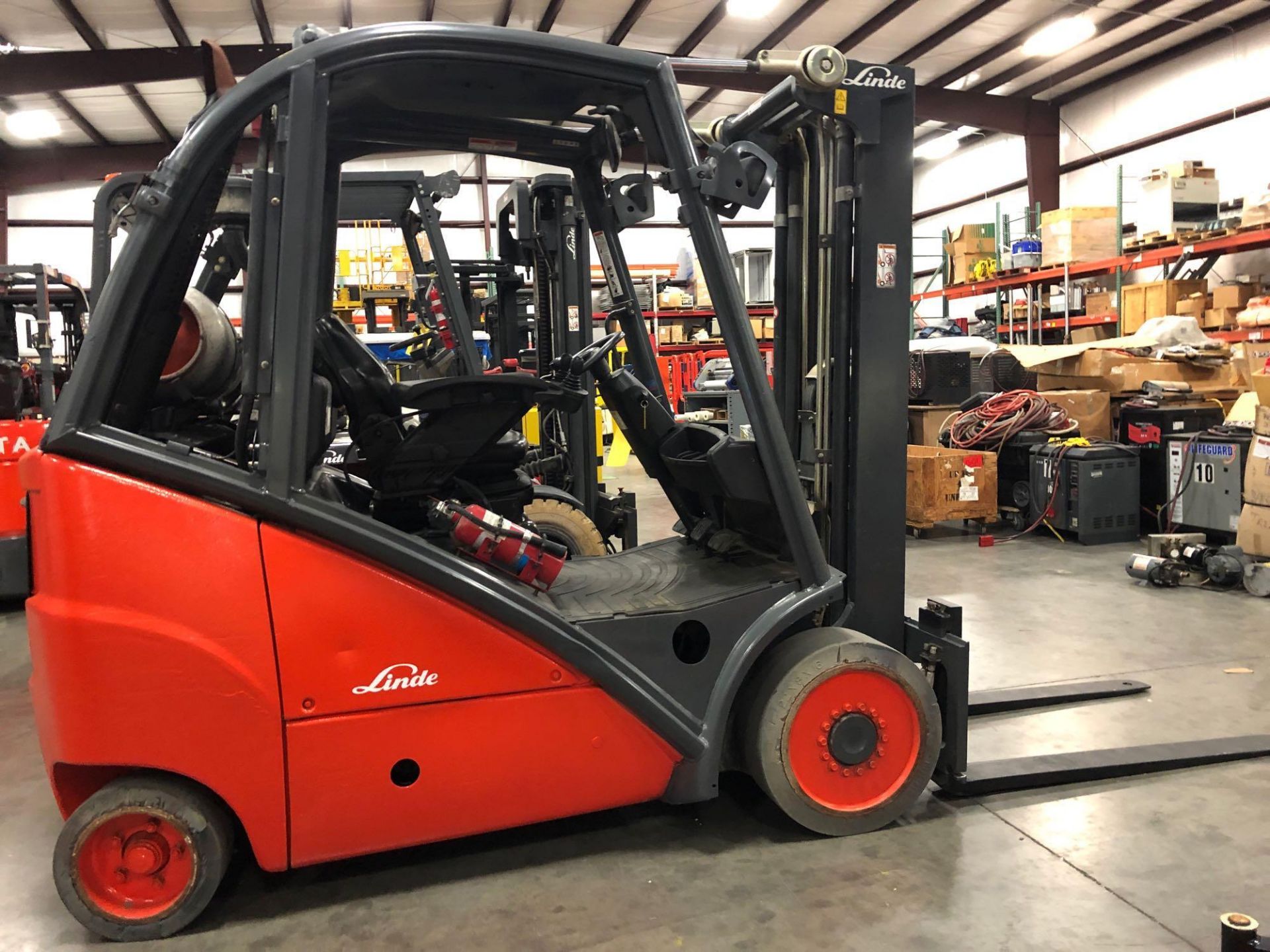 LINDE LP FORKLIFT MODEL H25CT - Image 4 of 7