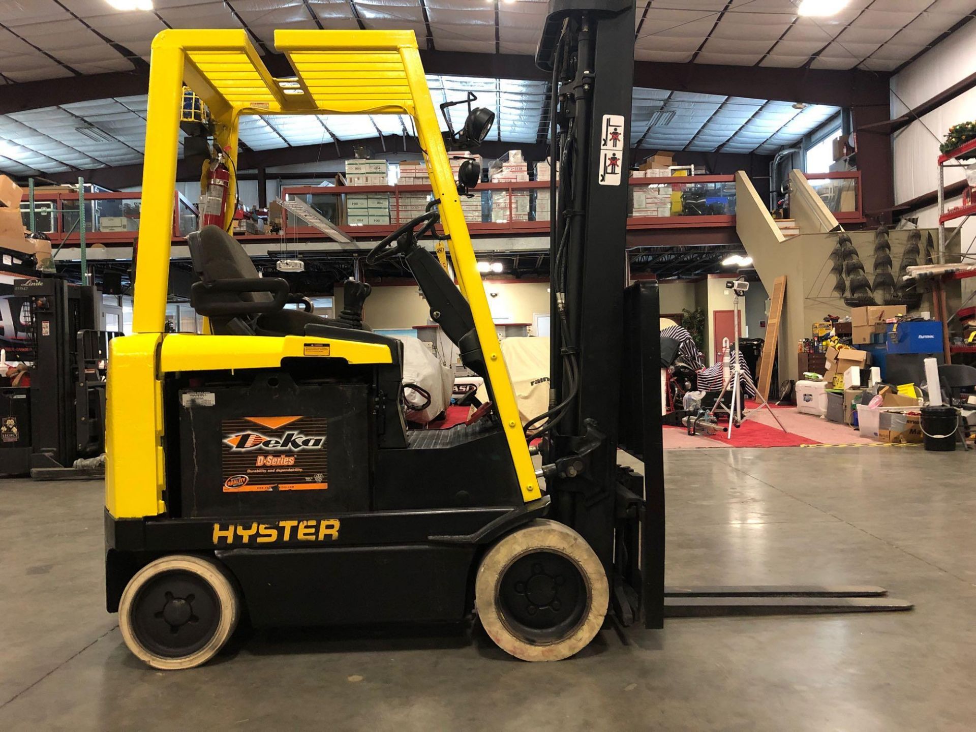 HYSTER ELECTRIC FORKLIFT MODEL E40XM25, 4,000 LB CAPACITY, 212.6" HEIGHT CAPACITY - Image 4 of 6