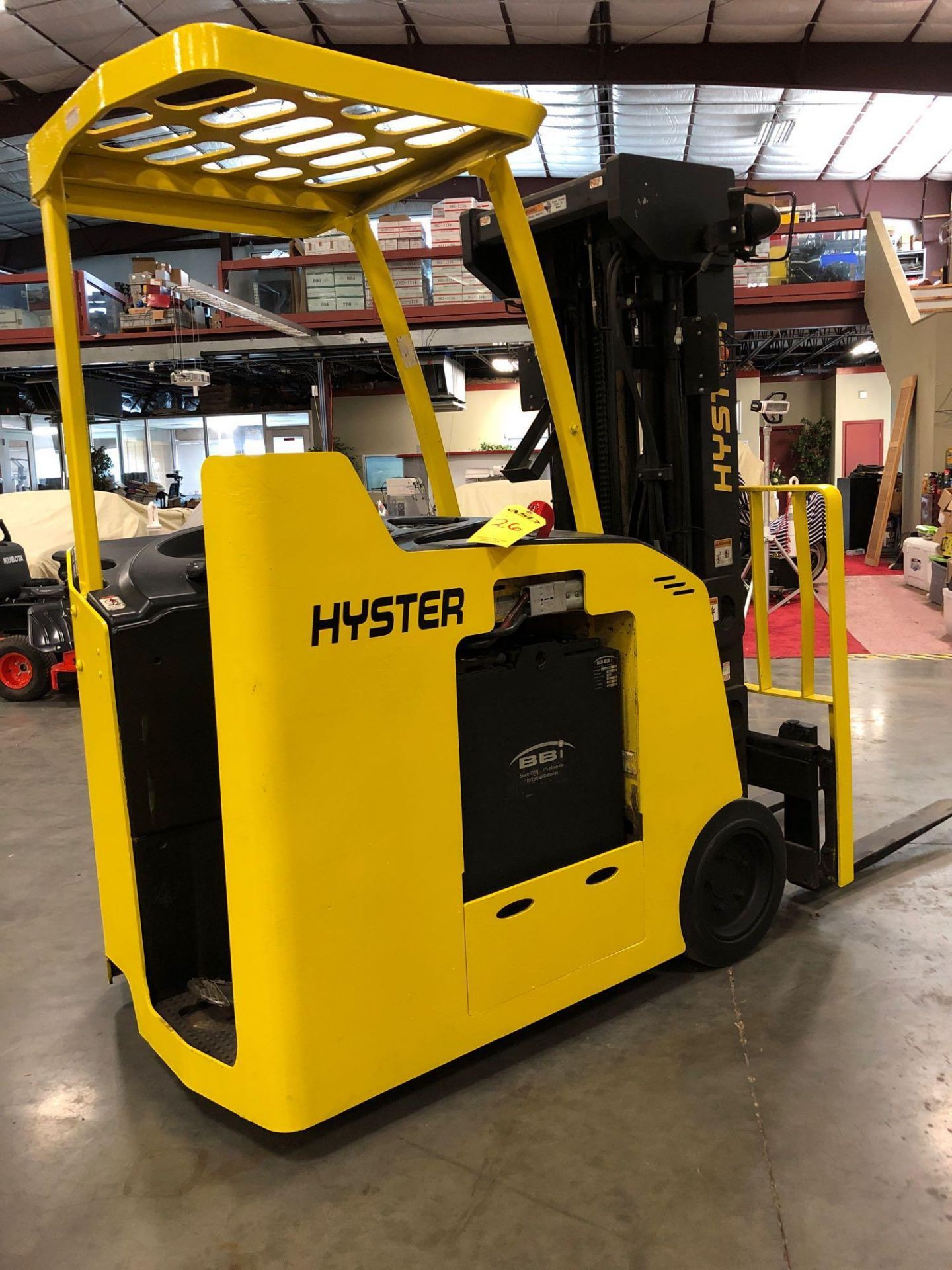 HYSTER ELECTRIC FORKLIFT WITH QUAD MAST MODEL E40HSD, 4,000 LB CAPACITY - Image 4 of 9