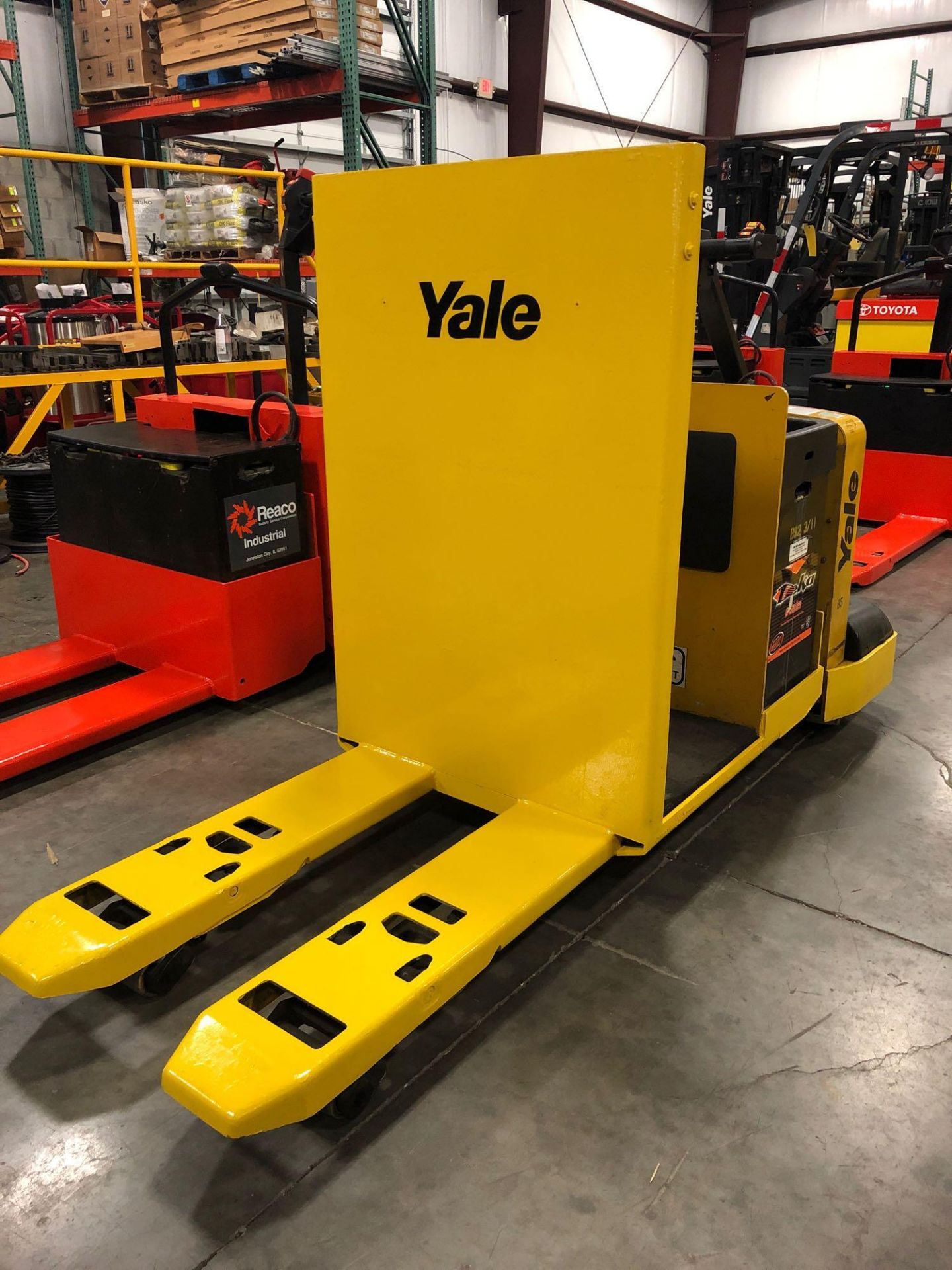 2010 YALE STAND- ON ELECTRIC PALLET JACK MODEL MPC060, 6,000 LB CAPACITY, 24V - Image 3 of 6