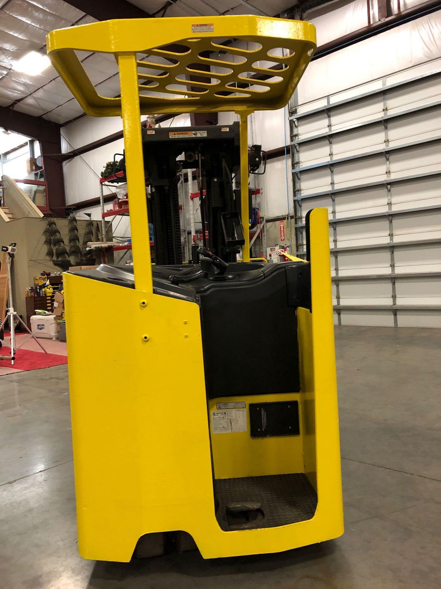 HYSTER ELECTRIC FORKLIFT WITH QUAD MAST MODEL E40HSD, 4,000 LB CAPACITY - Image 3 of 9