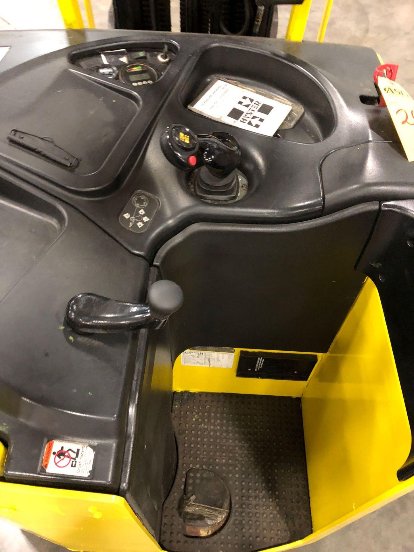 HYSTER ELECTRIC FORKLIFT WITH QUAD MAST MODEL E40HSD, 4,000 LB CAPACITY - Image 7 of 9