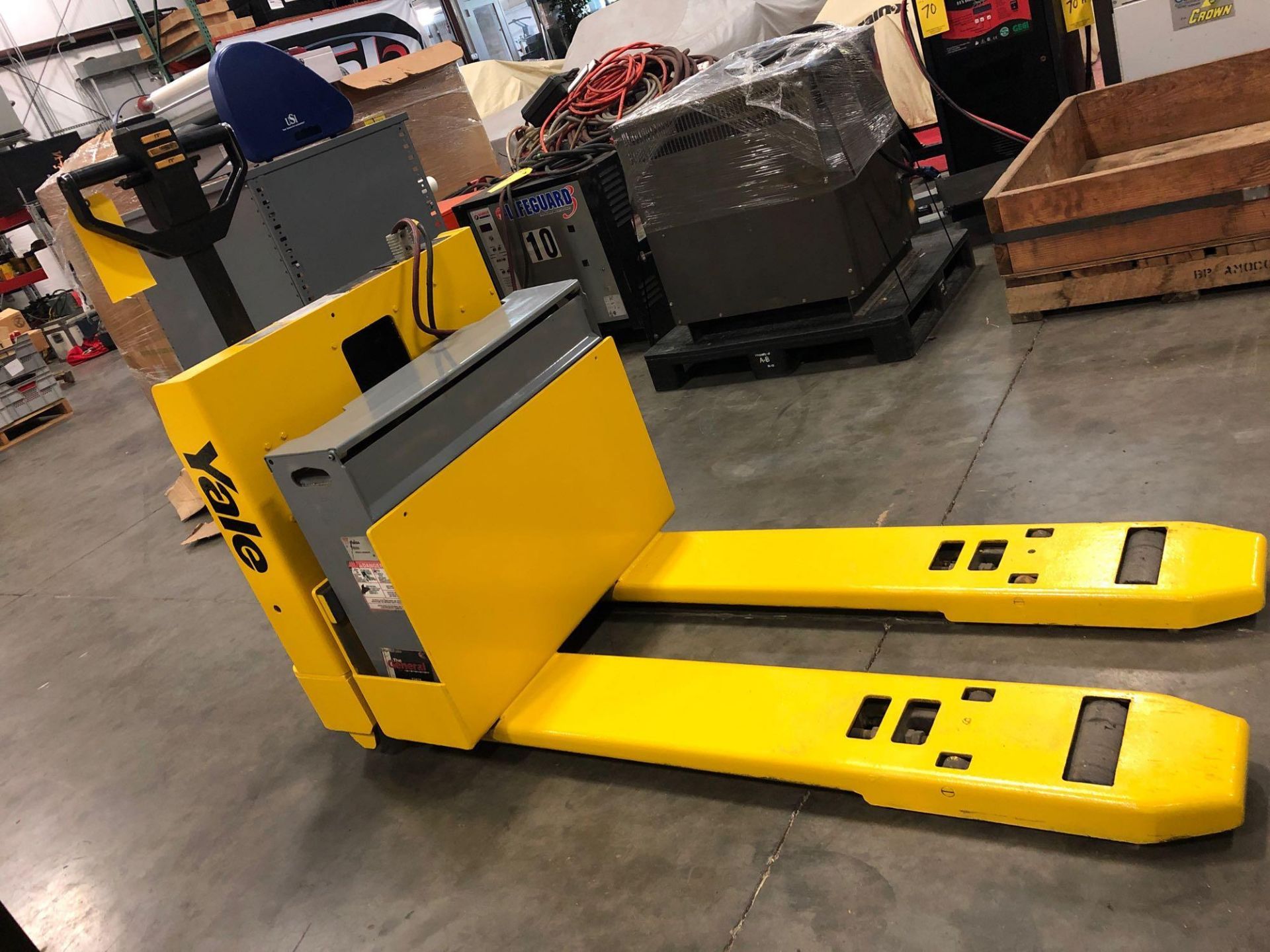 YALE WALK-BEHIND ELECTRIC PALLET JACK MODEL MPW060, 6,000 LB CAPACITY, 12V - Image 2 of 4