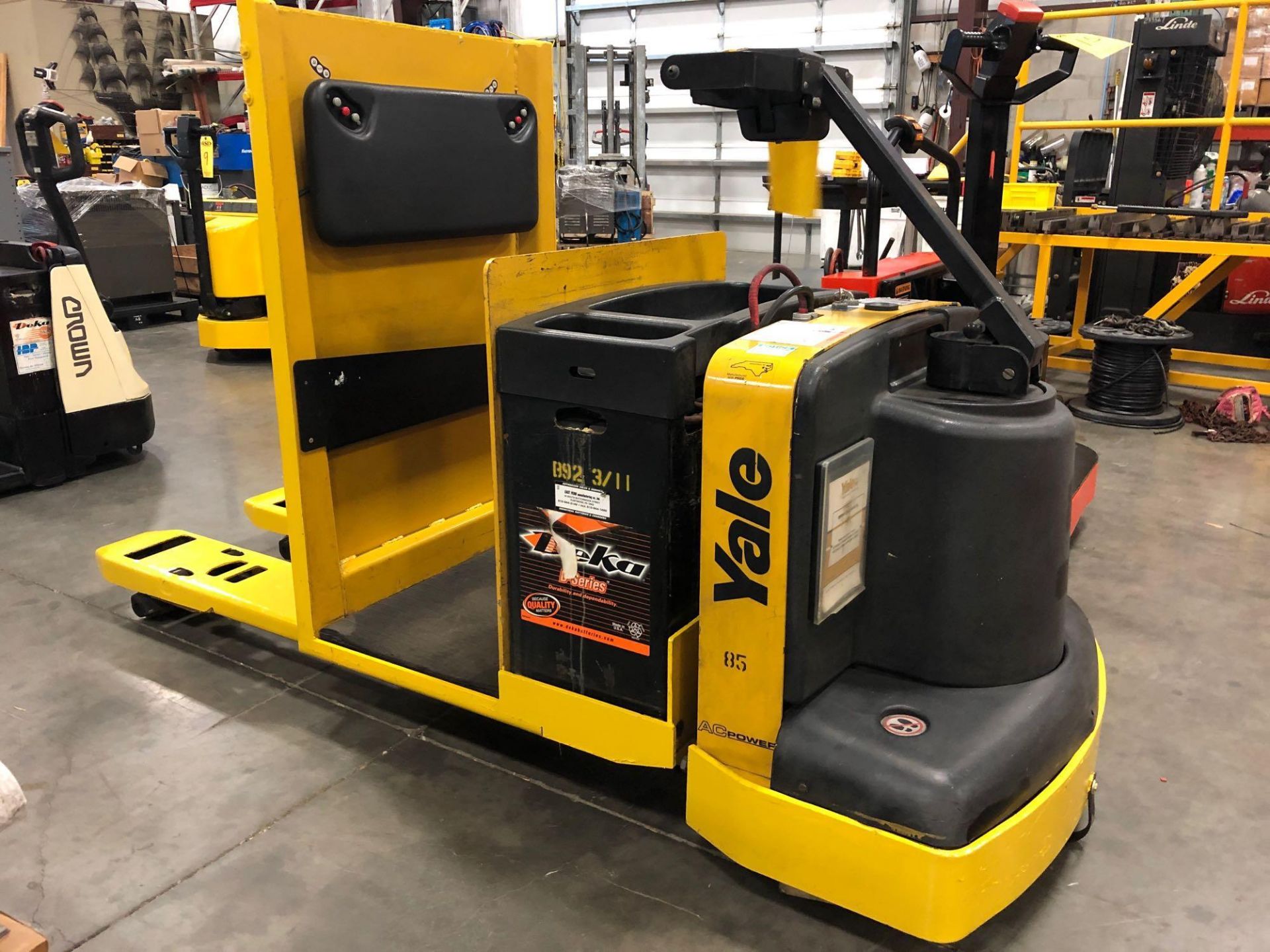 2010 YALE STAND- ON ELECTRIC PALLET JACK MODEL MPC060, 6,000 LB CAPACITY, 24V - Image 2 of 6