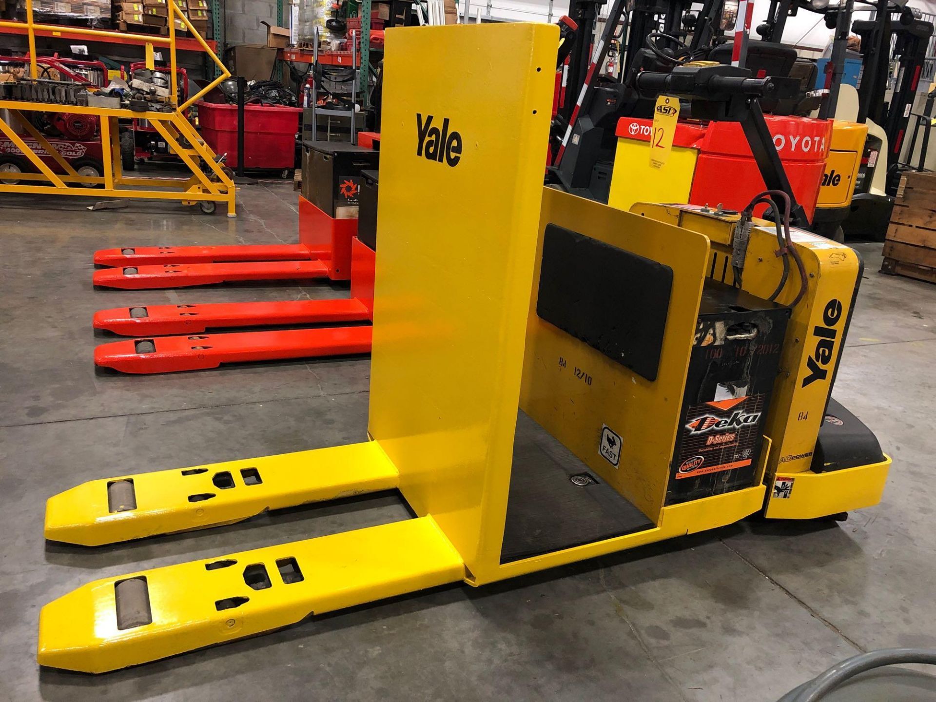 2010 YALE STAND- ON ELECTRIC PALLET JACK MODEL MPC060, 6,000 LB CAPACITY, 24V - Image 2 of 6