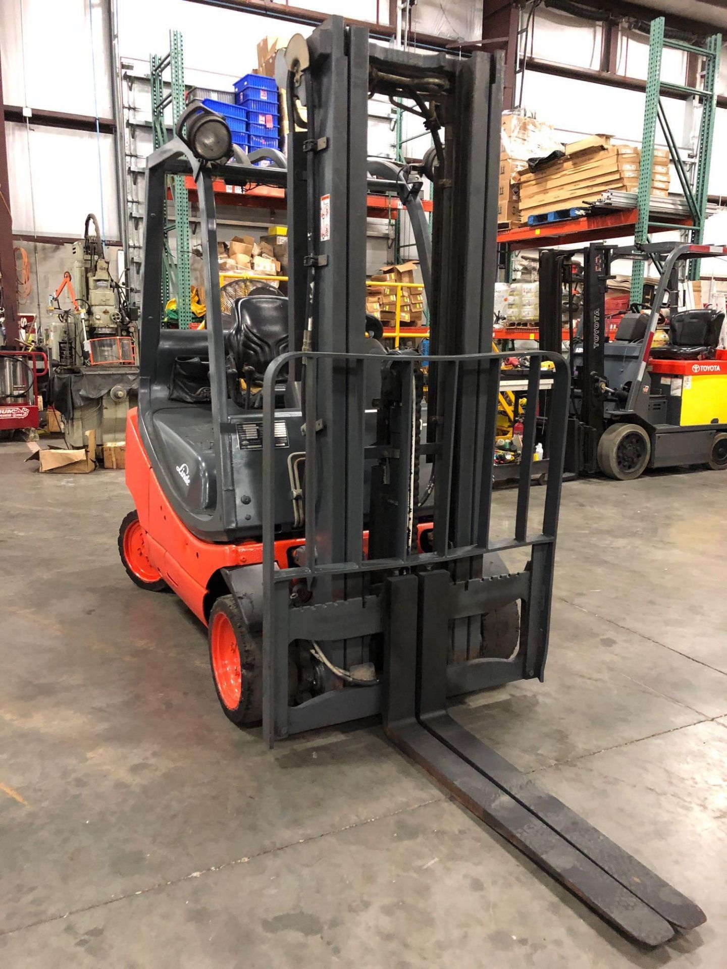 LINDE DIESEL FORKLIFT MODEL H20CD, 4,500 LB CAPACITY, 175" HEIGHT CAPACITY, TILT, RUNS AND OPERATES - Image 2 of 5
