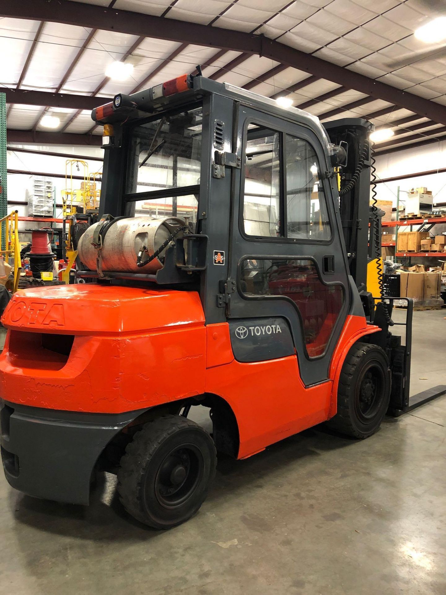 TOYOTA LP ENCLOSED CAB FORKLIFT MODEL 7FGU30, 6,000 LB CAPCITY, 187" HEIGHT CAP - Image 5 of 9