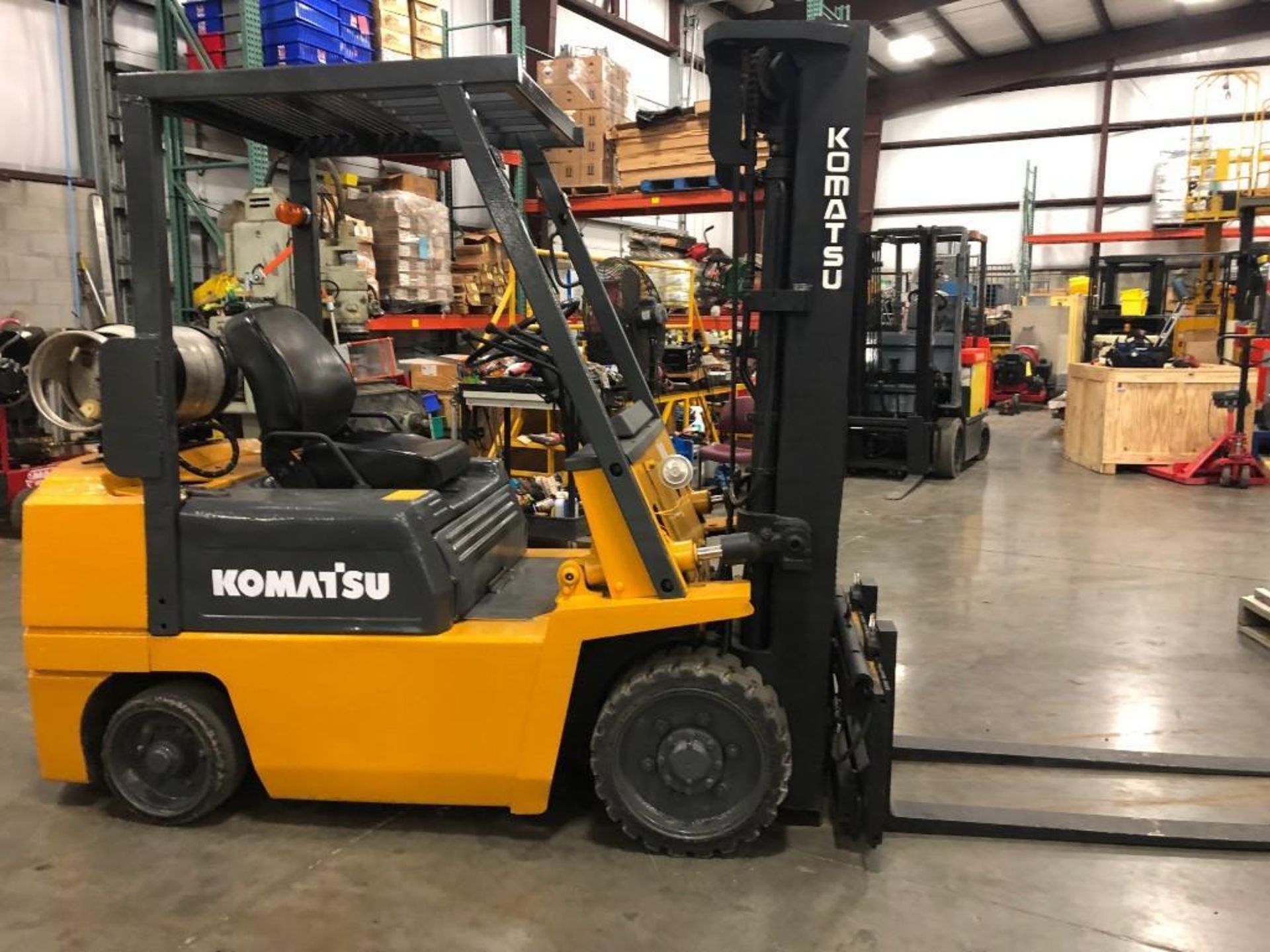 KOMATSU LP POWERED FORKLIFT WITH TILT & SIDE SHIFT, 2,222 HOURS SHOWING