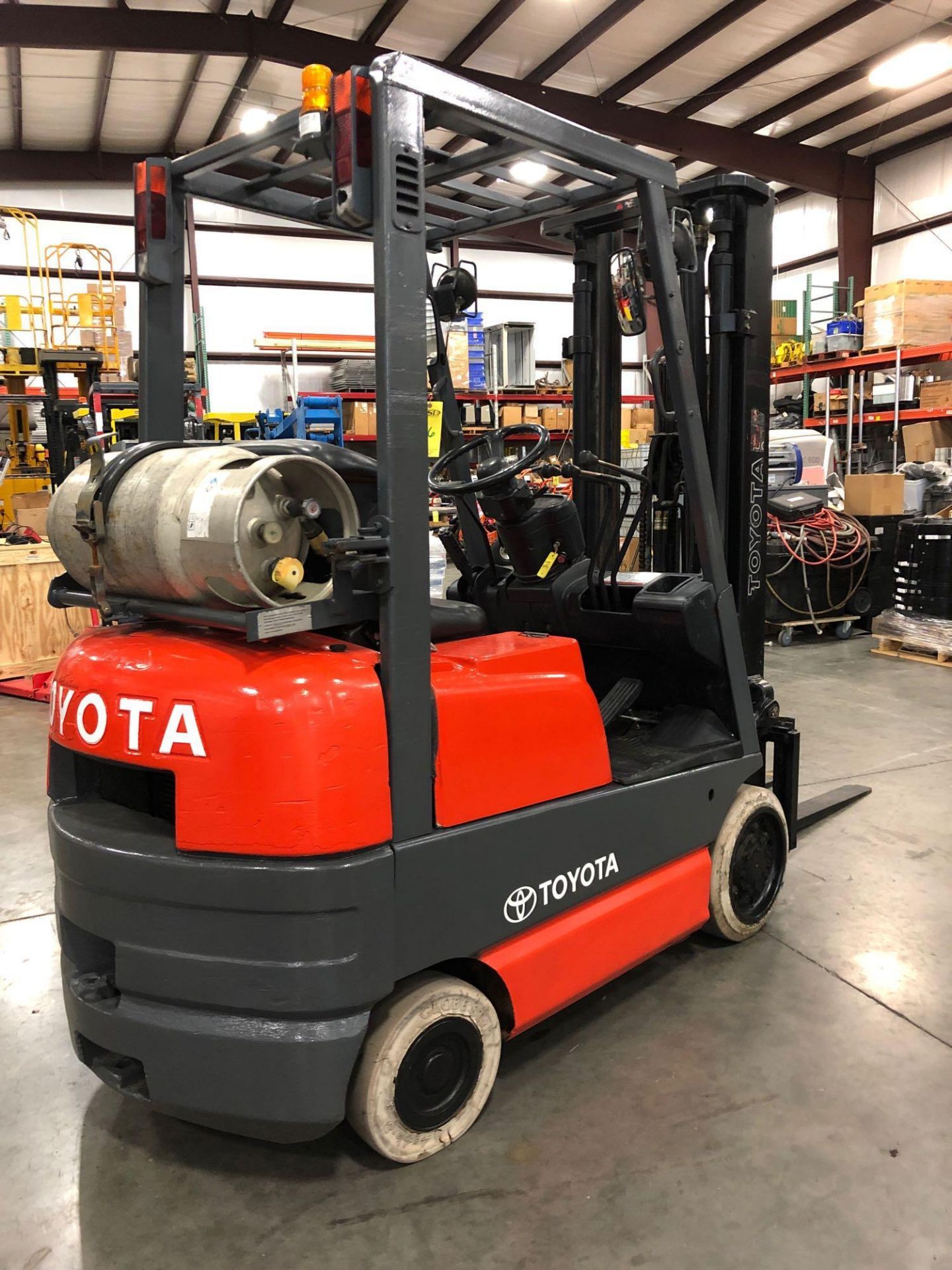 TOYOTA LP FORKLIFT MODEL 42-6FGCU15, 3,000 LB LIFT CAPACITY, 131" HEIGHT CAPACITY, TILT, SIDE SHIFT - Image 6 of 7