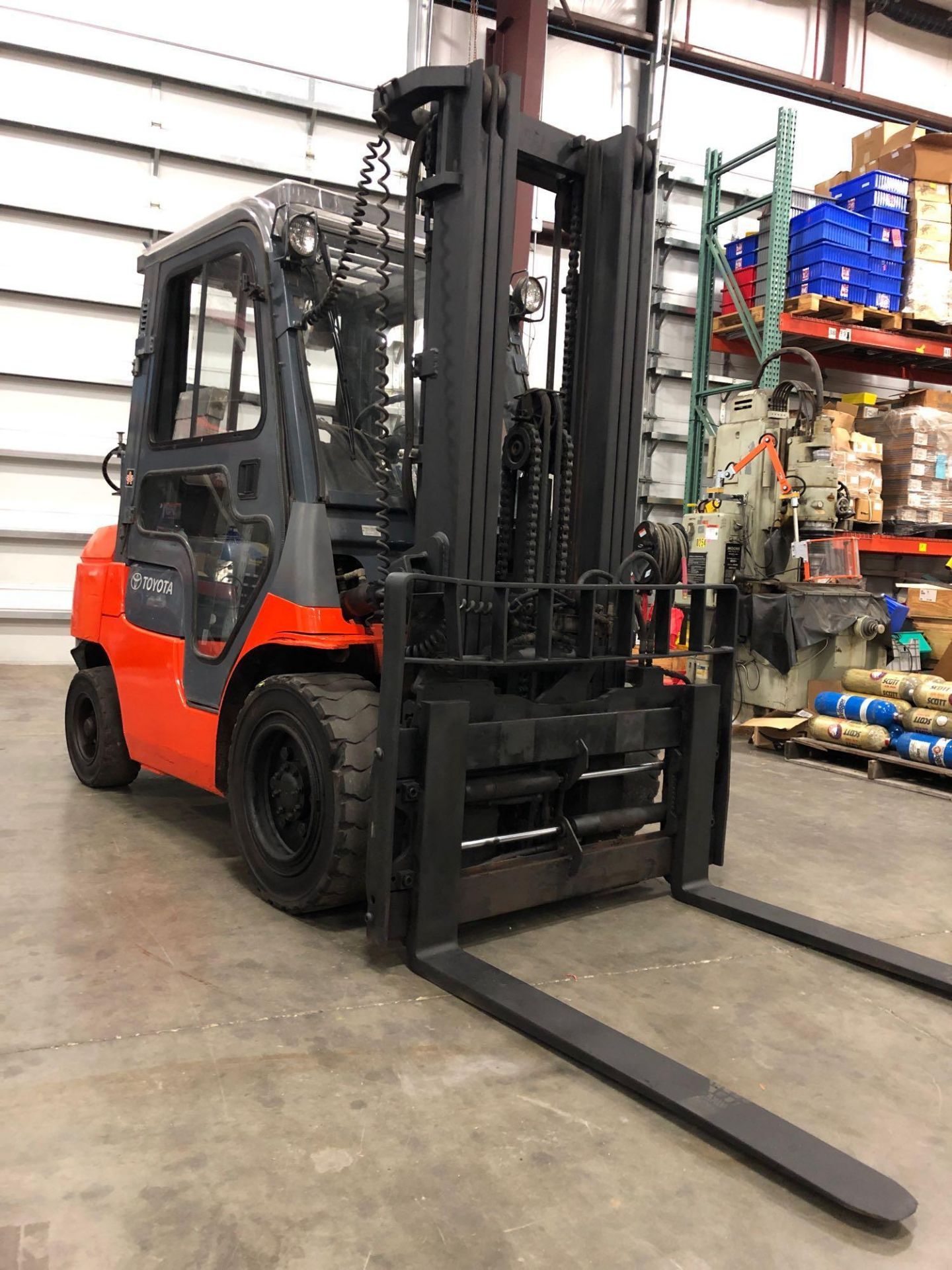 TOYOTA LP ENCLOSED CAB FORKLIFT MODEL 7FGU30, 6,000 LB CAPCITY, 187" HEIGHT CAP - Image 3 of 9