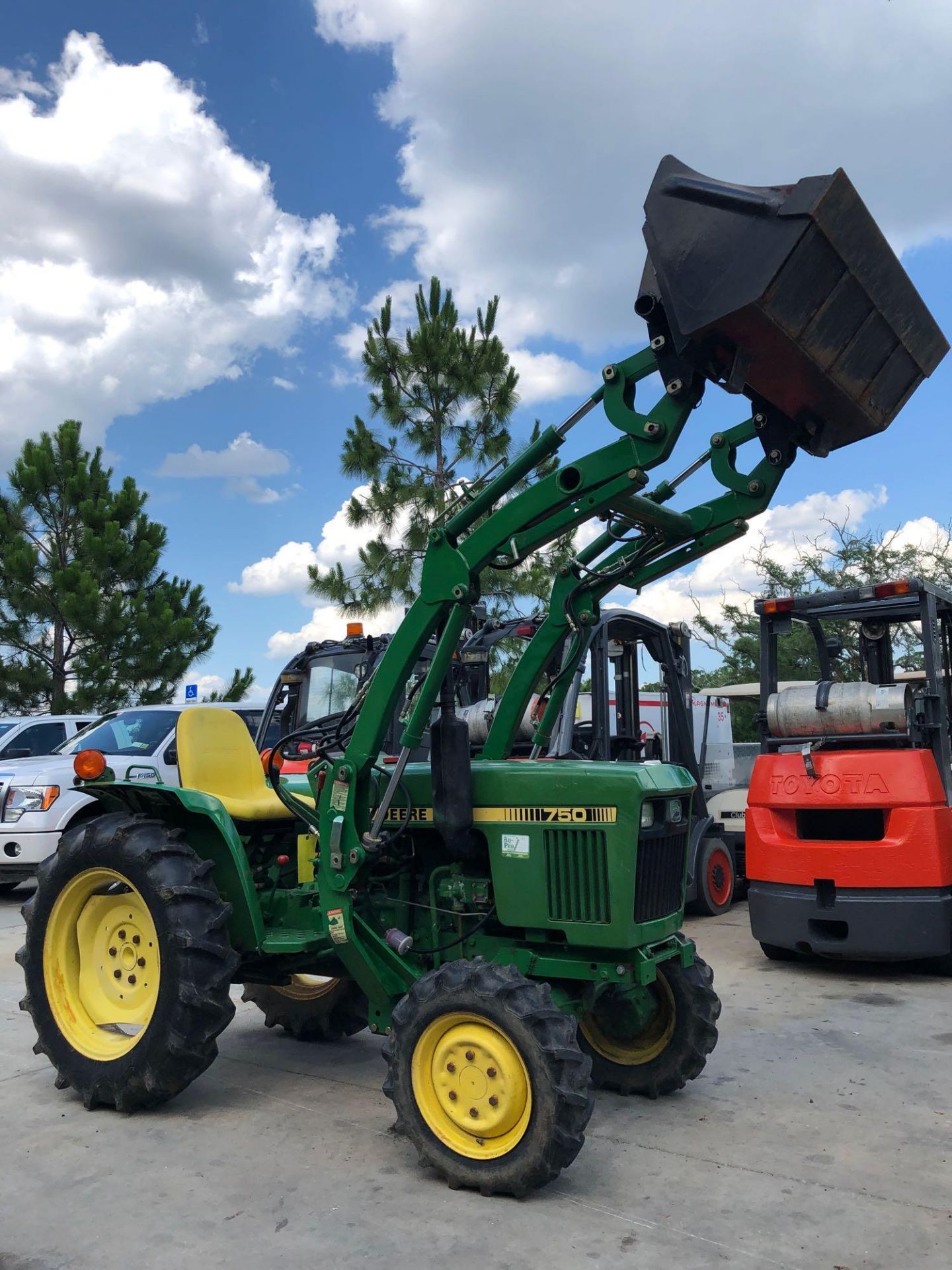 JOHN DEERE 750 TRACTOR WITH BUCKET ATTACHMENT, 1,042 HOURS SHOWING - Image 8 of 8