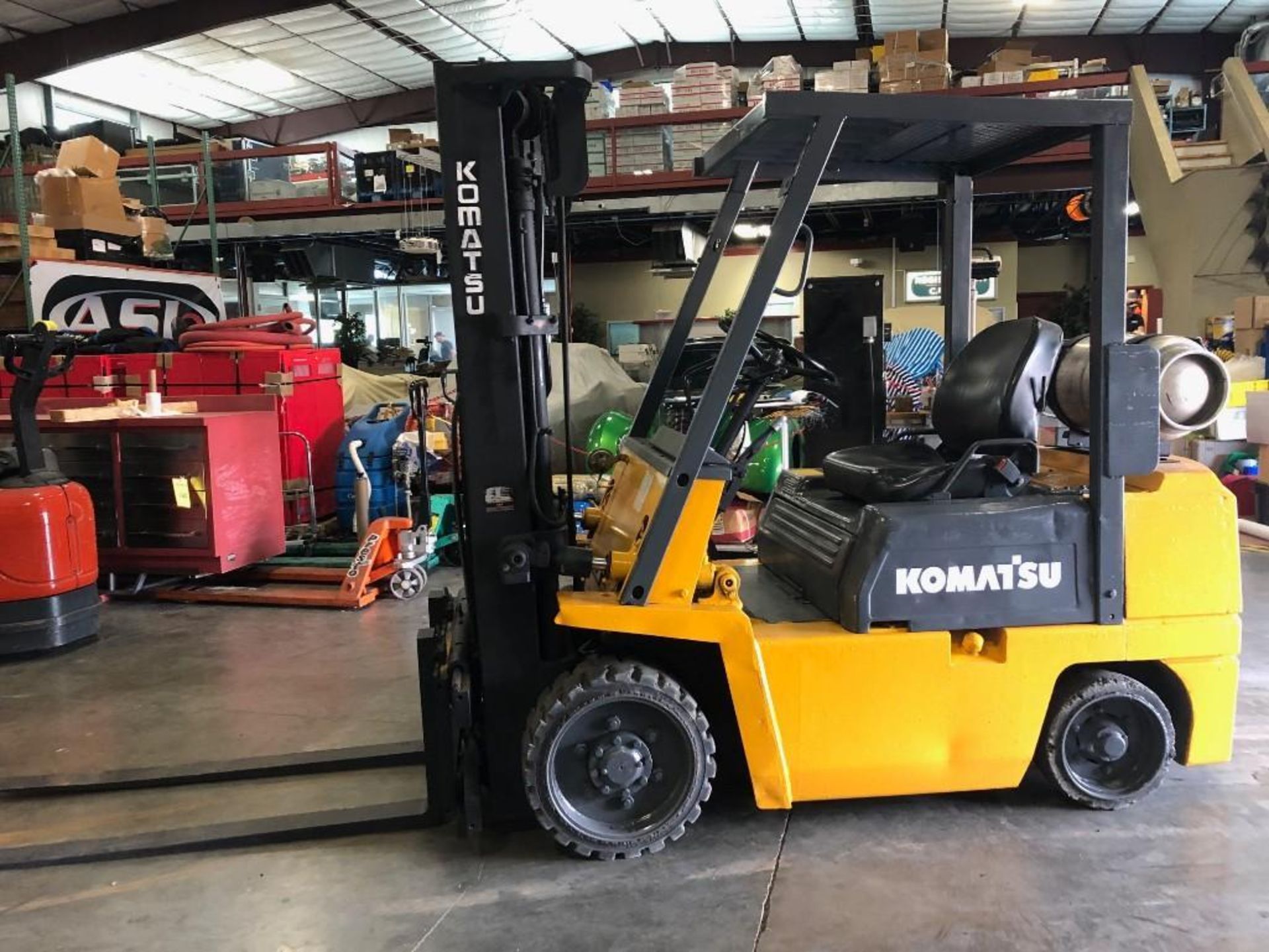 KOMATSU LP POWERED FORKLIFT WITH TILT & SIDE SHIFT, 2,222 HOURS SHOWING - Image 4 of 7