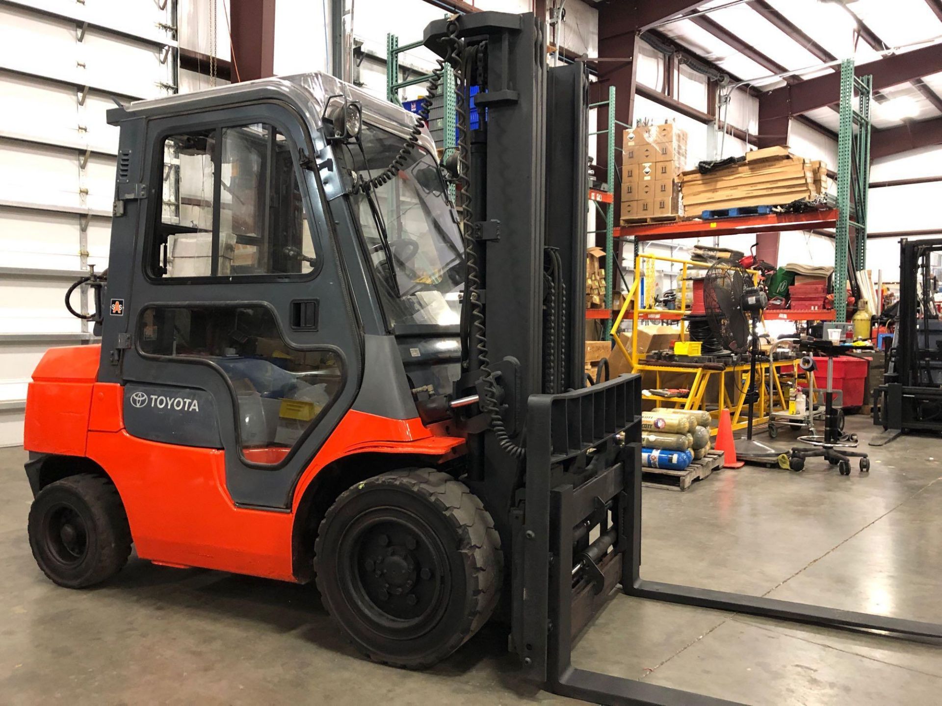 TOYOTA LP ENCLOSED CAB FORKLIFT MODEL 7FGU30, 6,000 LB CAPCITY, 187" HEIGHT CAP - Image 4 of 9