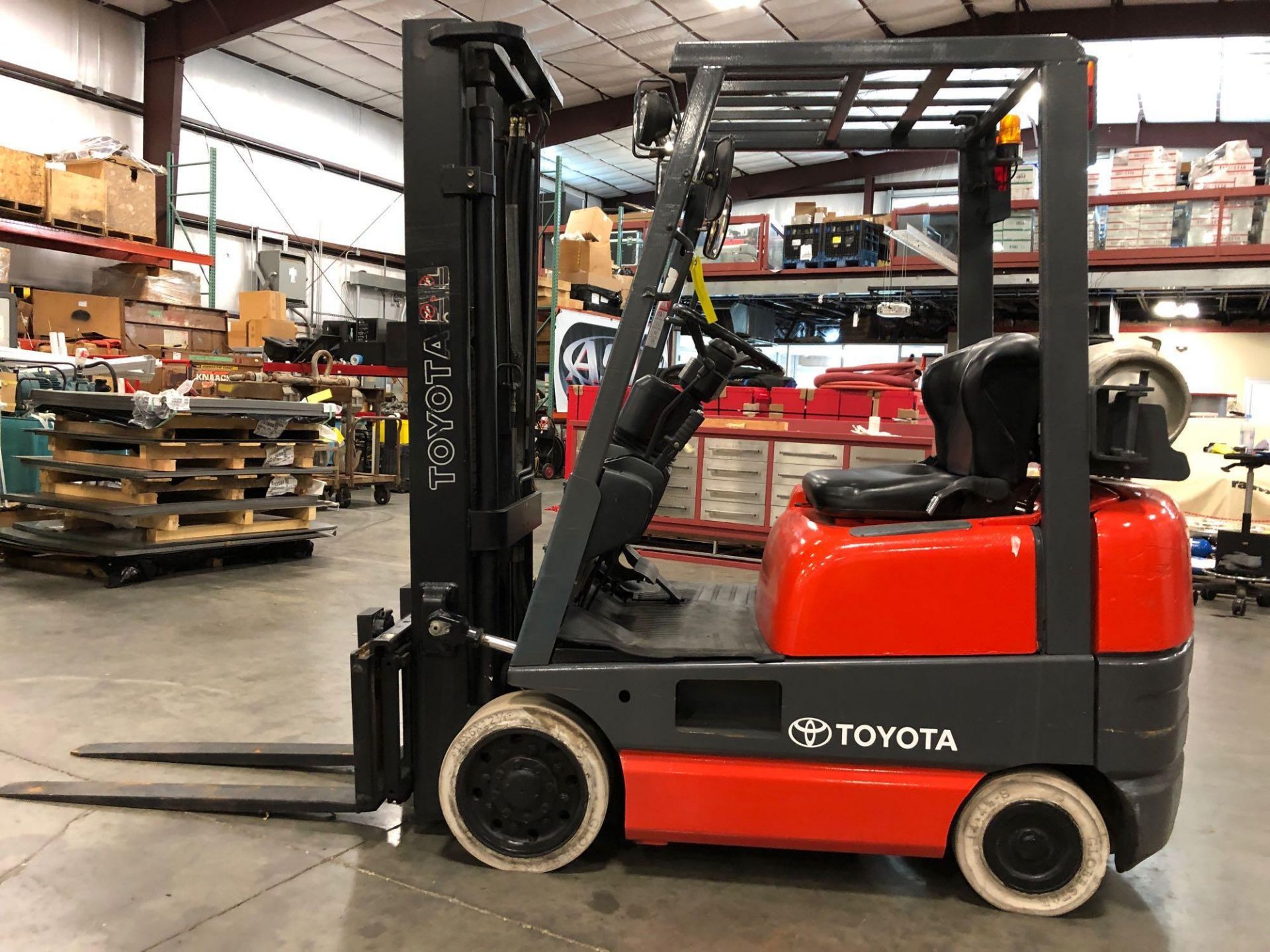 TOYOTA LP FORKLIFT MODEL 42-6FGCU15, 3,000 LB LIFT CAPACITY, 131" HEIGHT CAPACITY, TILT, SIDE SHIFT - Image 4 of 7