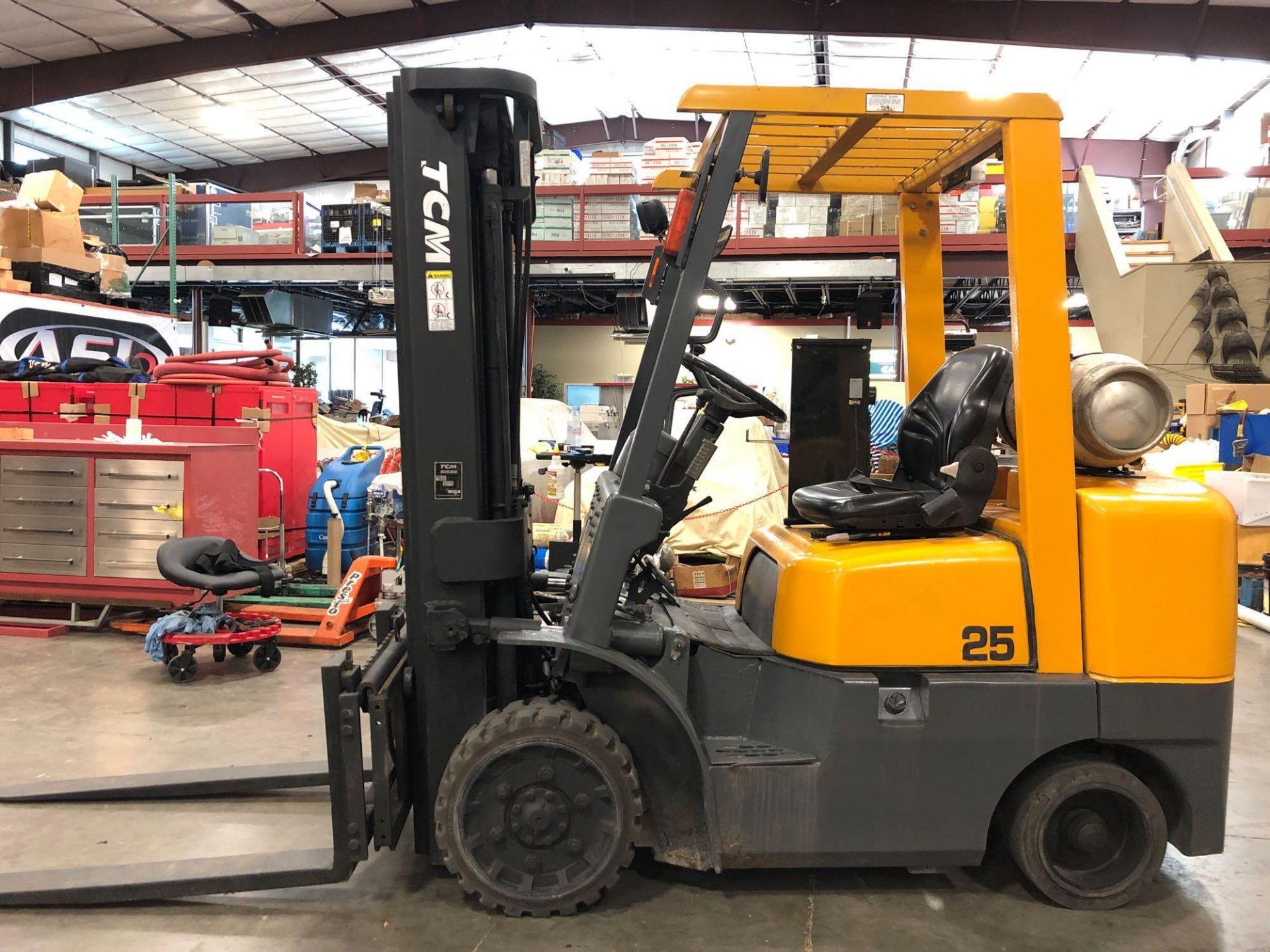 TCM 25 LP FORKLIFT, 5,000 LB CAPACITY, 189" HEIGHT CAPACITY, TILT, SIDE SHIFT