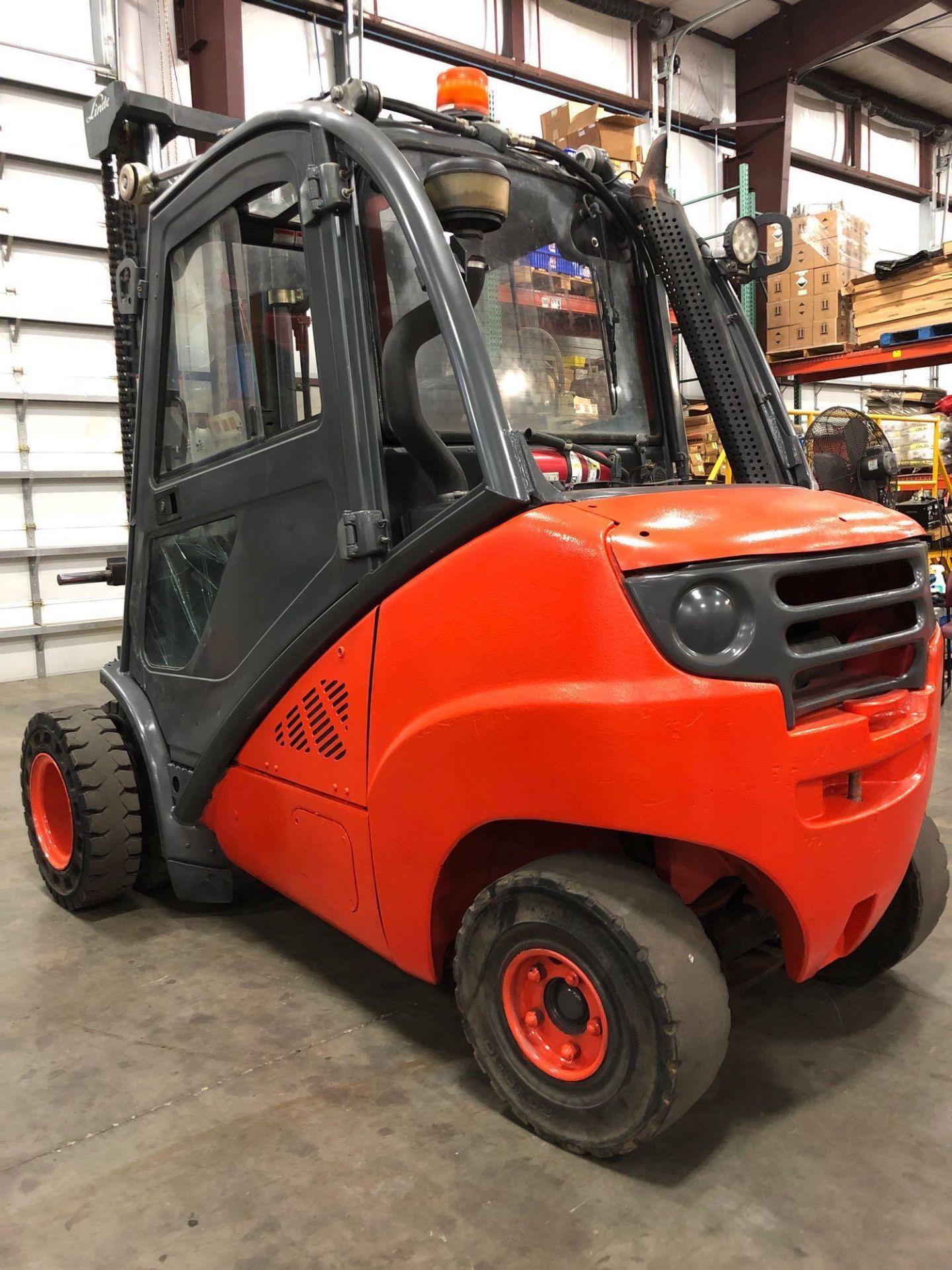 2013 LINDE H35 DIESEL ENCLOSED/CLIMATE CONTROLLED CAB FORKLIFT, APPROX. 7,500 LB LIFT CAPACITY, DUAL - Image 3 of 8